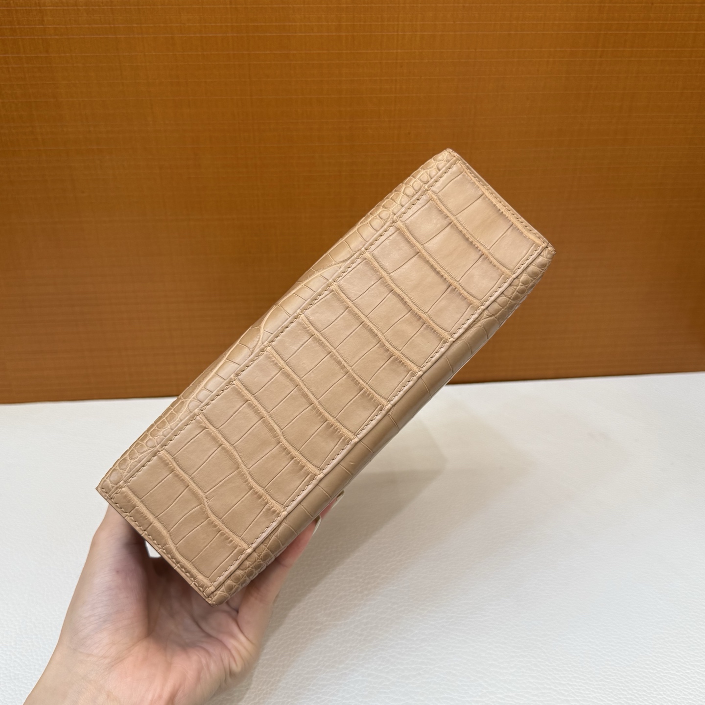 Kelly Pochette 22cm Matte American Alligator Color: 0M milk tea color Matte Alligator Crocodile fully hand-waxed seams Gold buckle customized✈️ - Image 9