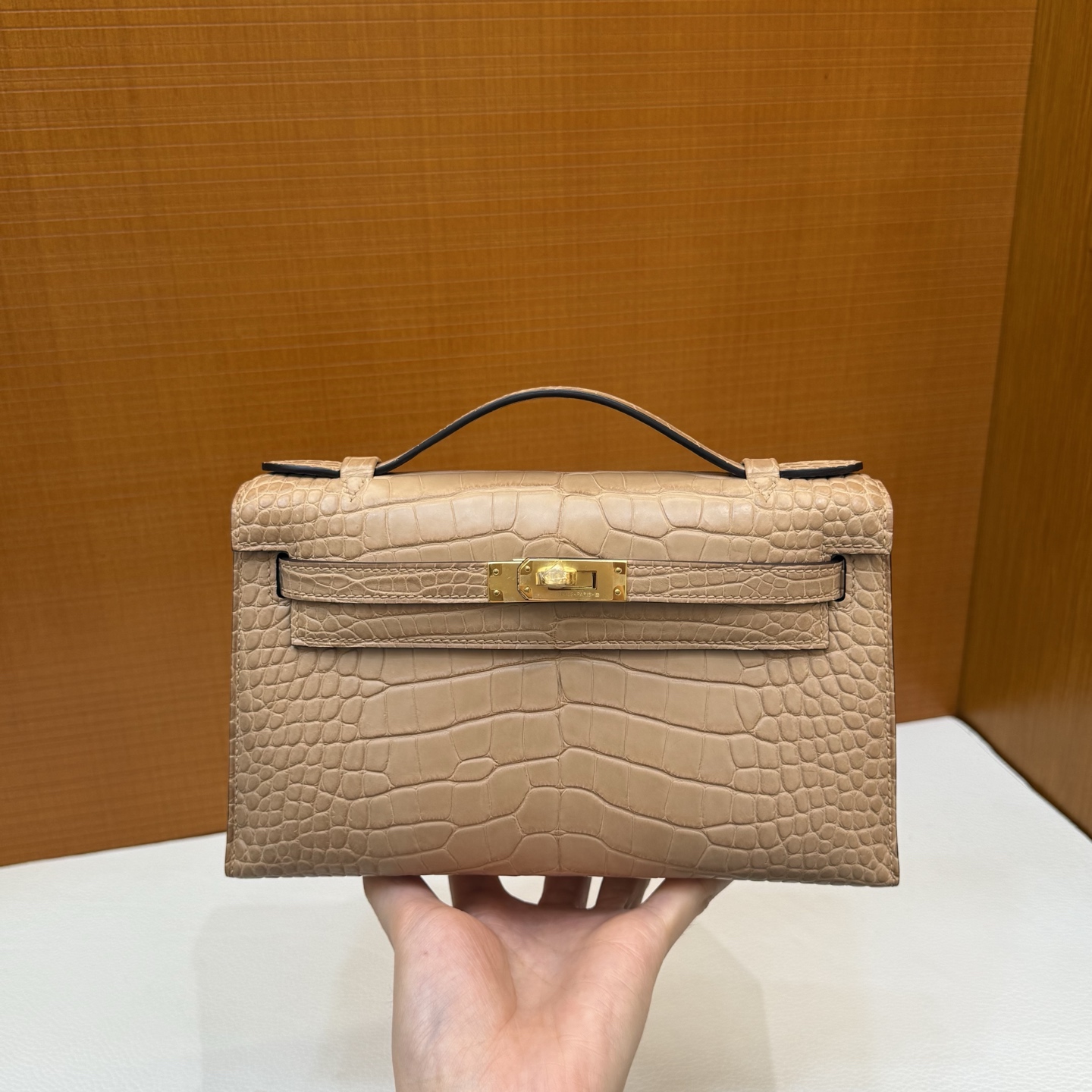 Kelly Pochette 22cm Matte American Alligator Color: 0M milk tea color Matte Alligator Crocodile fully hand-waxed seams Gold buckle customized✈️ - Image 12