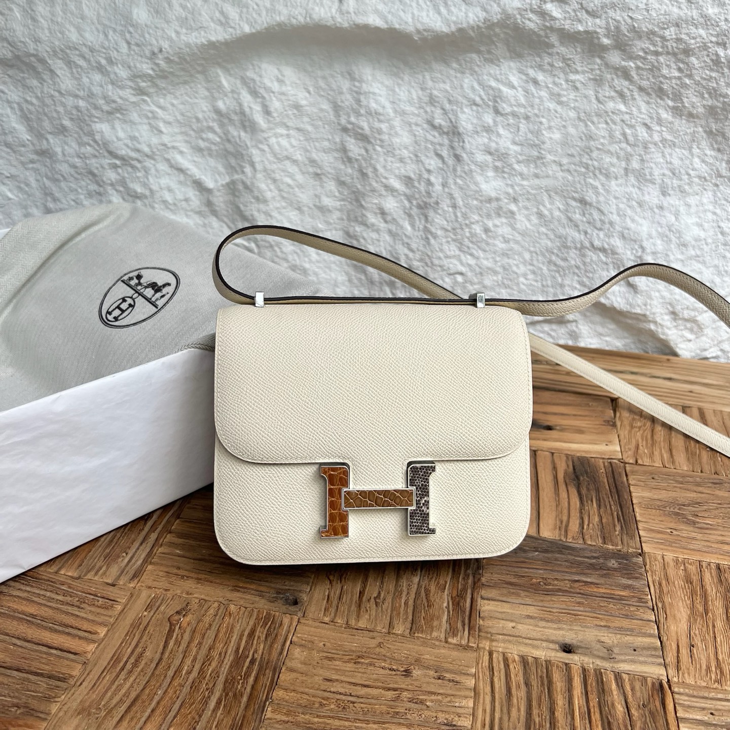 Newly made ⭐️ Constance 18cm Epsom Color: I2 cream white with crocodile + lizard buckle, fully handmade wax stitching Spot Stock