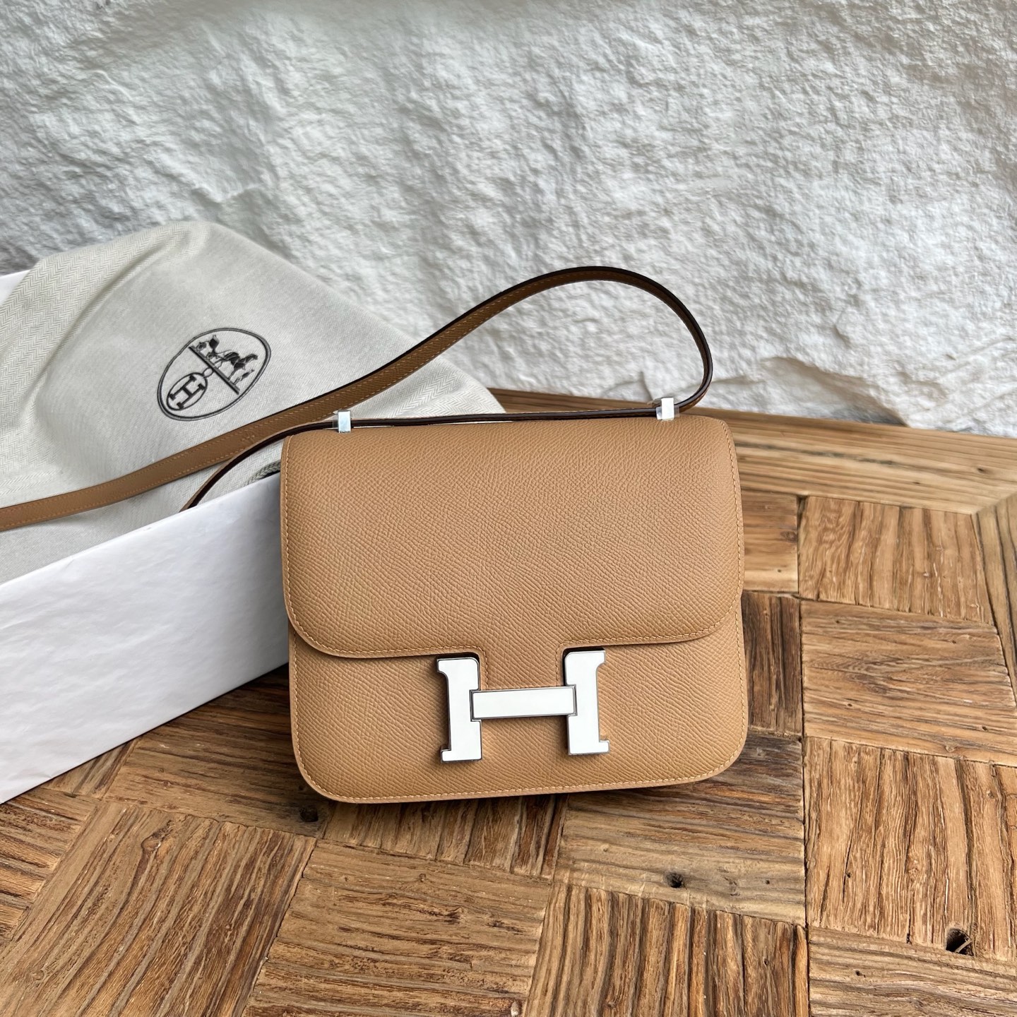 Newly made Constance 18cm Epsom Color: 0M milk tea color with I2 cream white enamel buckle, fully handmade wax stitching Spot Stock