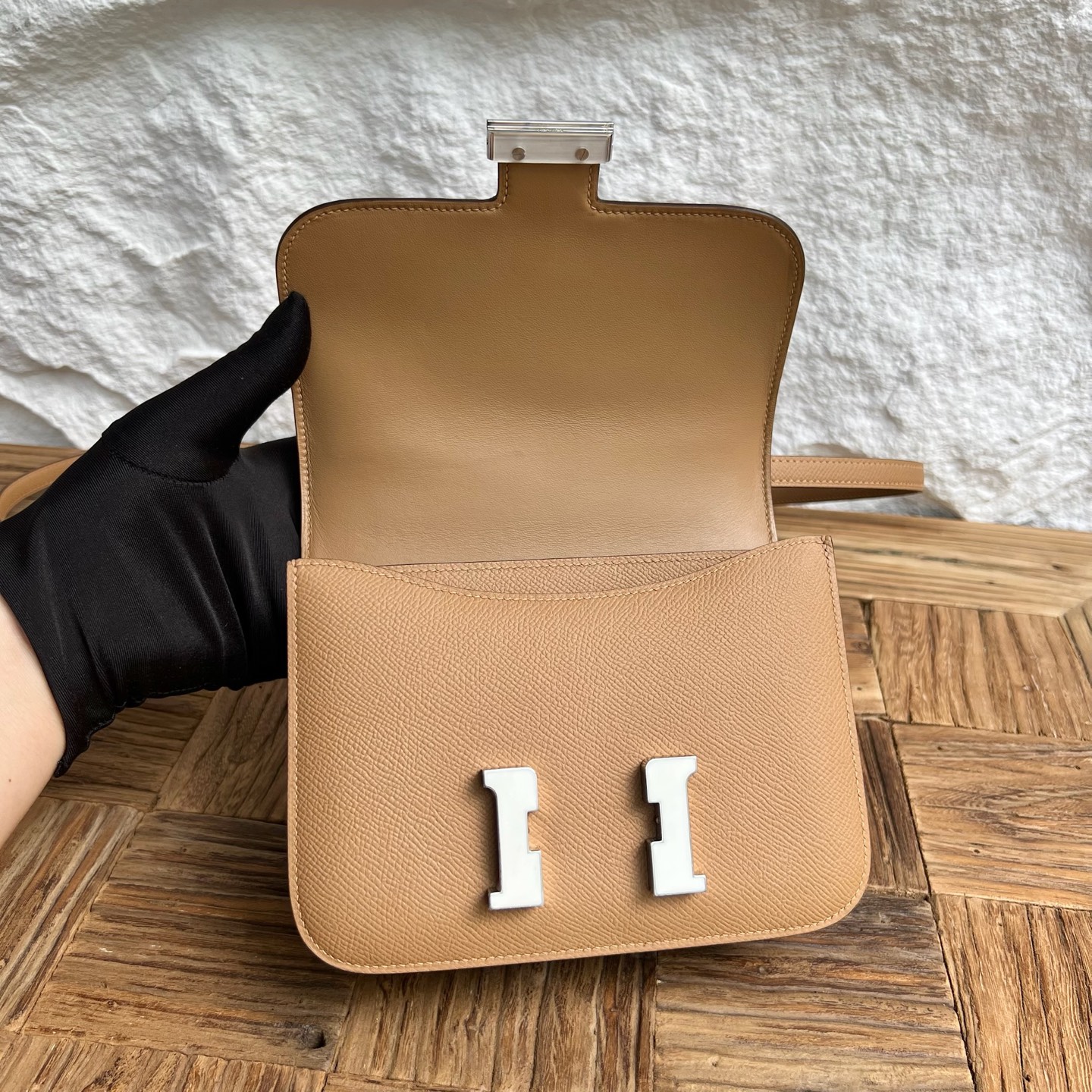 Newly made Constance 18cm Epsom Color: 0M milk tea color with I2 cream white enamel buckle, fully handmade wax stitching Spot Stock - Image 5