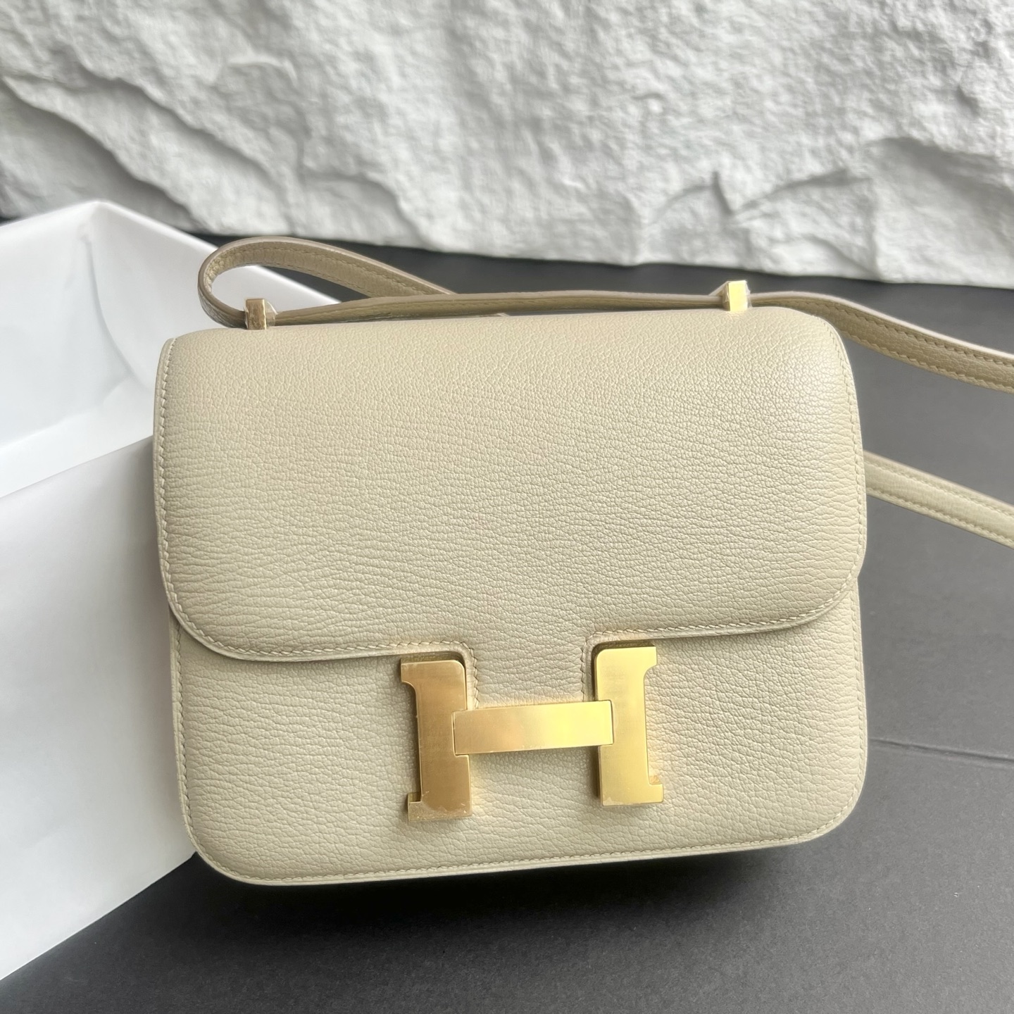 Constance 18cm Chever original imported goatskin Color: 8L glacier white Beton, fully handmade wax stitching Gold buckle customized✈️
