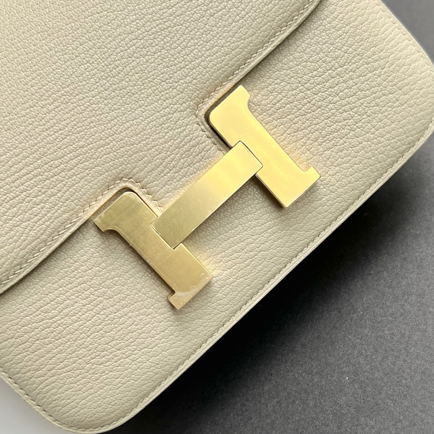 Constance 18cm Chever original imported goatskin Color: 8L glacier white Beton, fully handmade wax stitching Gold buckle customized✈️ - Image 2