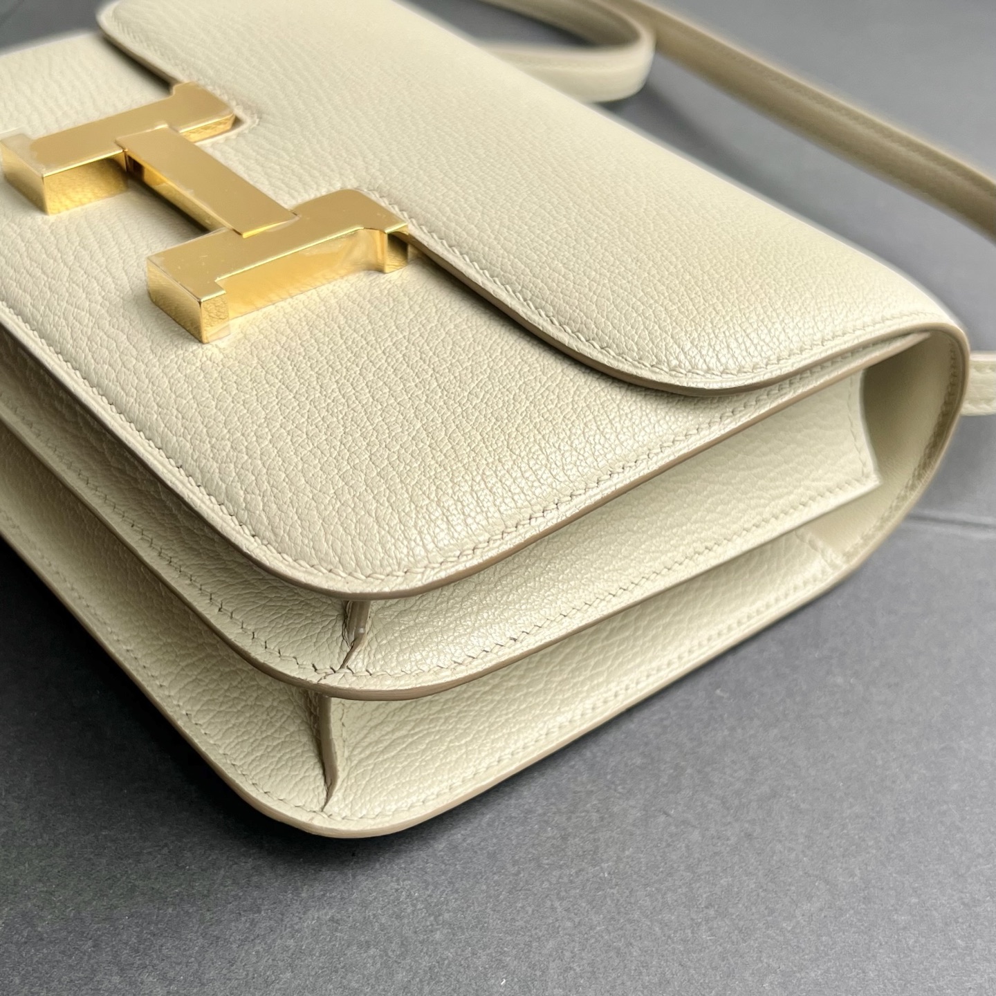 Constance 18cm Chever original imported goatskin Color: 8L glacier white Beton, fully handmade wax stitching Gold buckle customized✈️ - Image 3