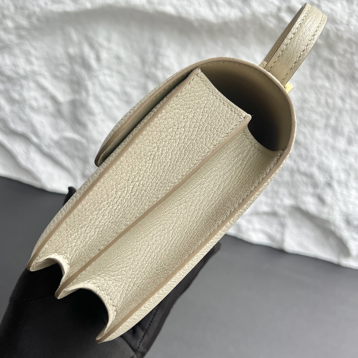 Constance 18cm Chever original imported goatskin Color: 8L glacier white Beton, fully handmade wax stitching Gold buckle customized✈️ - Image 4