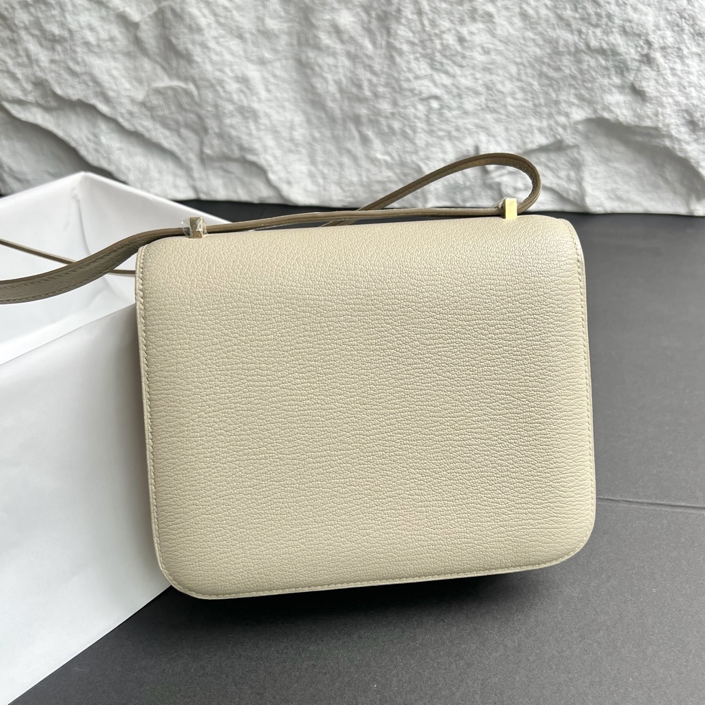 Constance 18cm Chever original imported goatskin Color: 8L glacier white Beton, fully handmade wax stitching Gold buckle customized✈️ - Image 5