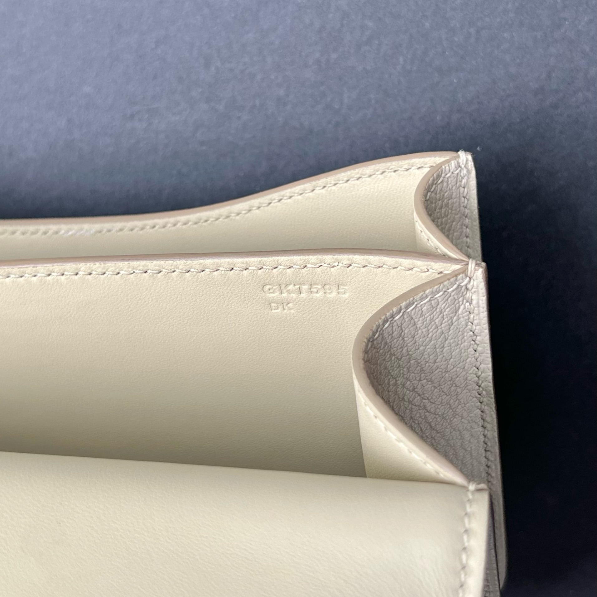 Constance 18cm Chever original imported goatskin Color: 8L glacier white Beton, fully handmade wax stitching Gold buckle customized✈️ - Image 8