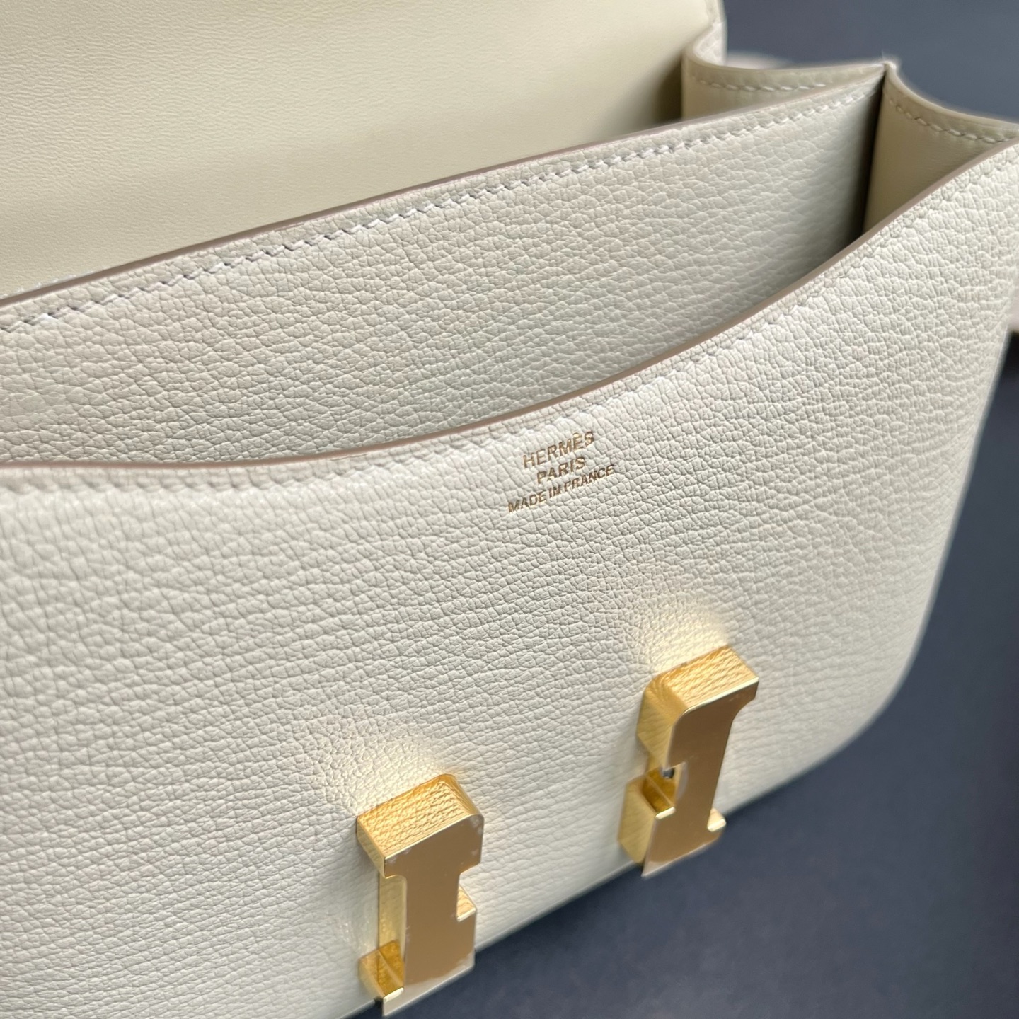 Constance 18cm Chever original imported goatskin Color: 8L glacier white Beton, fully handmade wax stitching Gold buckle customized✈️ - Image 9