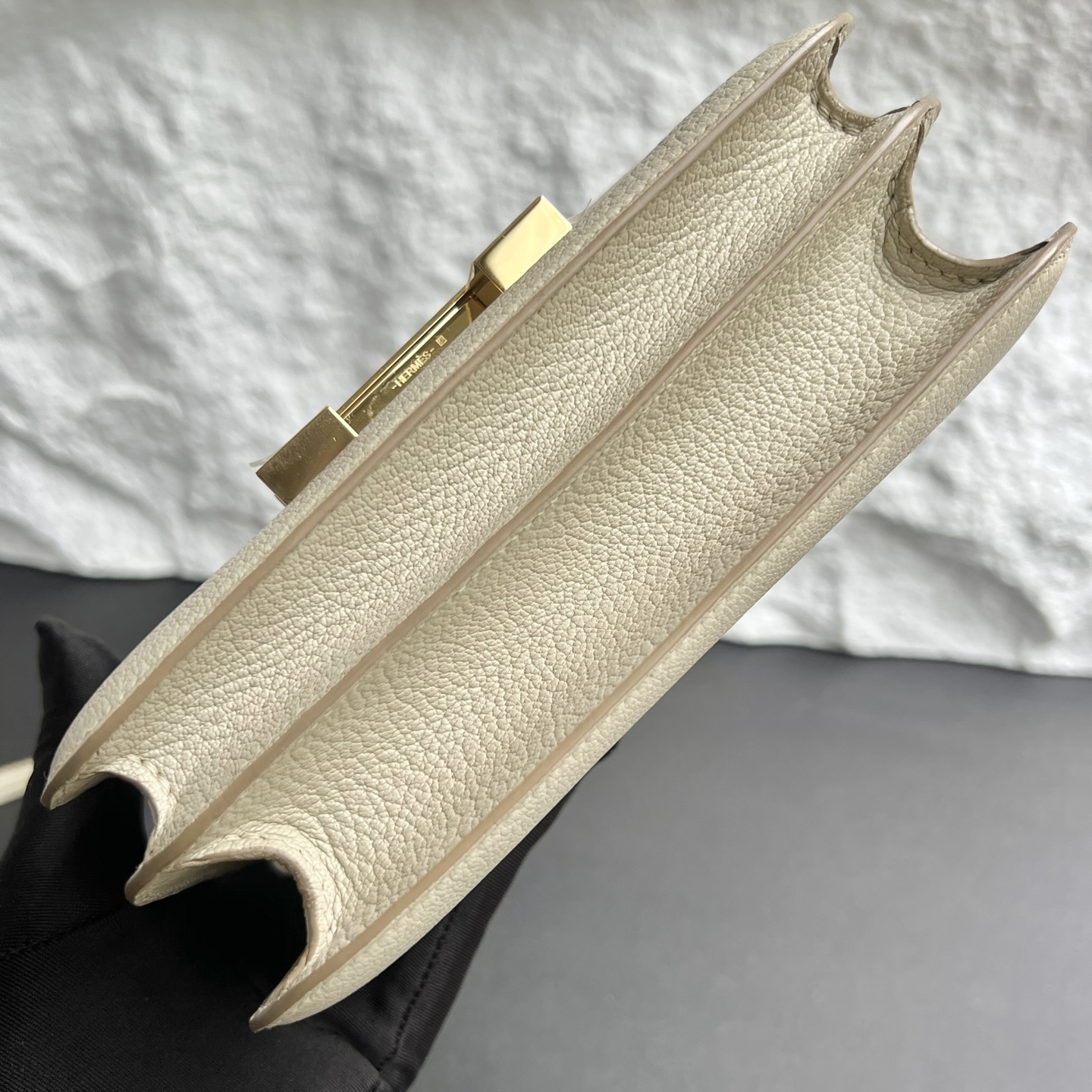 Constance 18cm Chever original imported goatskin Color: 8L glacier white Beton, fully handmade wax stitching Gold buckle customized✈️ - Image 10