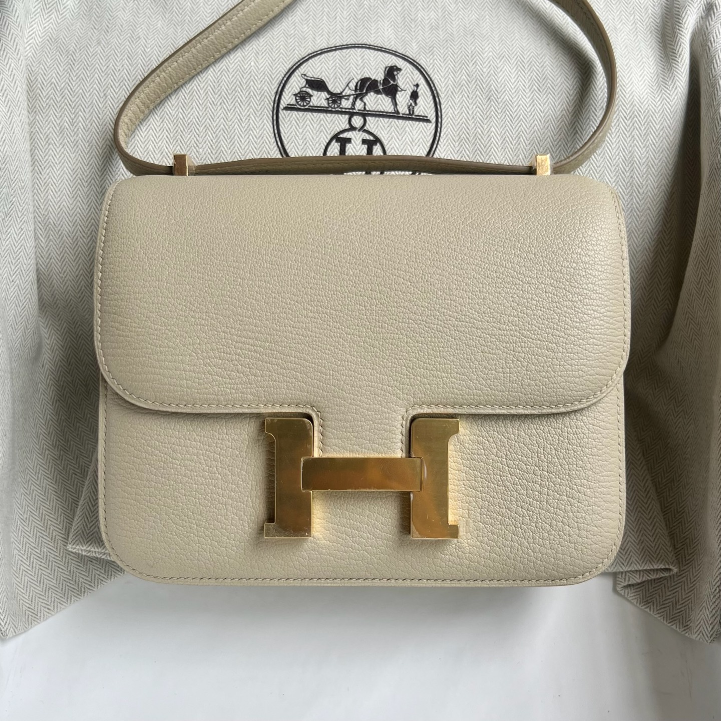 Constance 18cm Chever original imported goatskin Color: 8L glacier white Beton, fully handmade wax stitching Gold buckle customized✈️ - Image 11