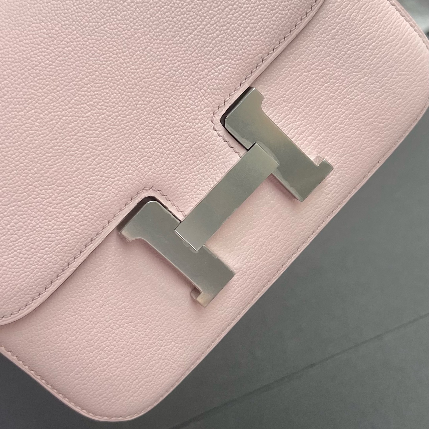 Constance 18cm Chever original imported goatskin Color: M7 Rose Darling Love Powder Fully handmade wax thread sewing Silver buckle customized✈️ - Image 3