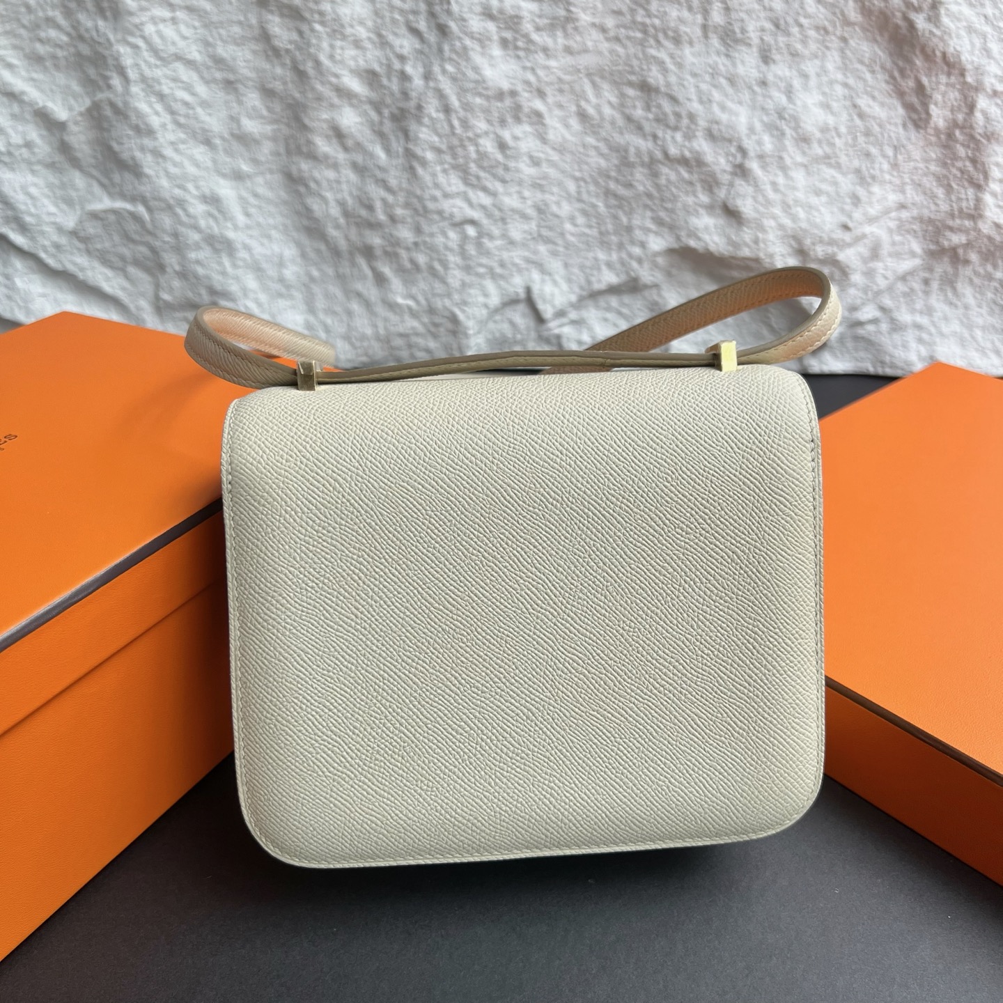 Constance 18cm Epsom Color: 10 milkshake white, fully handmade wax stitching, gold buckle, customized✈️ - Image 4