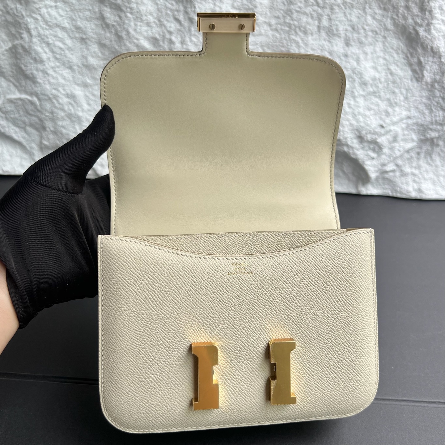 Constance 18cm Epsom Color: 10 milkshake white, fully handmade wax stitching, gold buckle, customized✈️ - Image 5