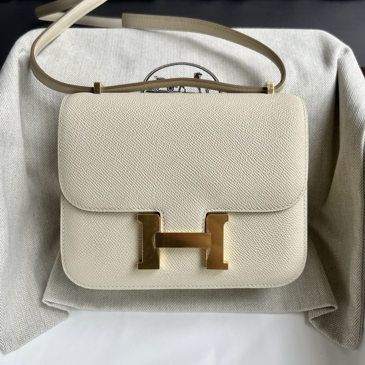 Constance 18cm Epsom Color: 10 milkshake white, fully handmade wax stitching, gold buckle, customized✈️ - Image 10