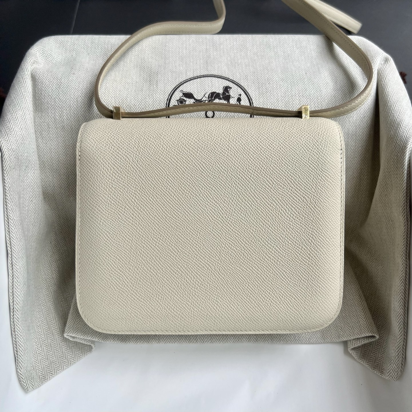 Constance 18cm Epsom Color: 10 milkshake white, fully handmade wax stitching, gold buckle, customized✈️ - Image 11