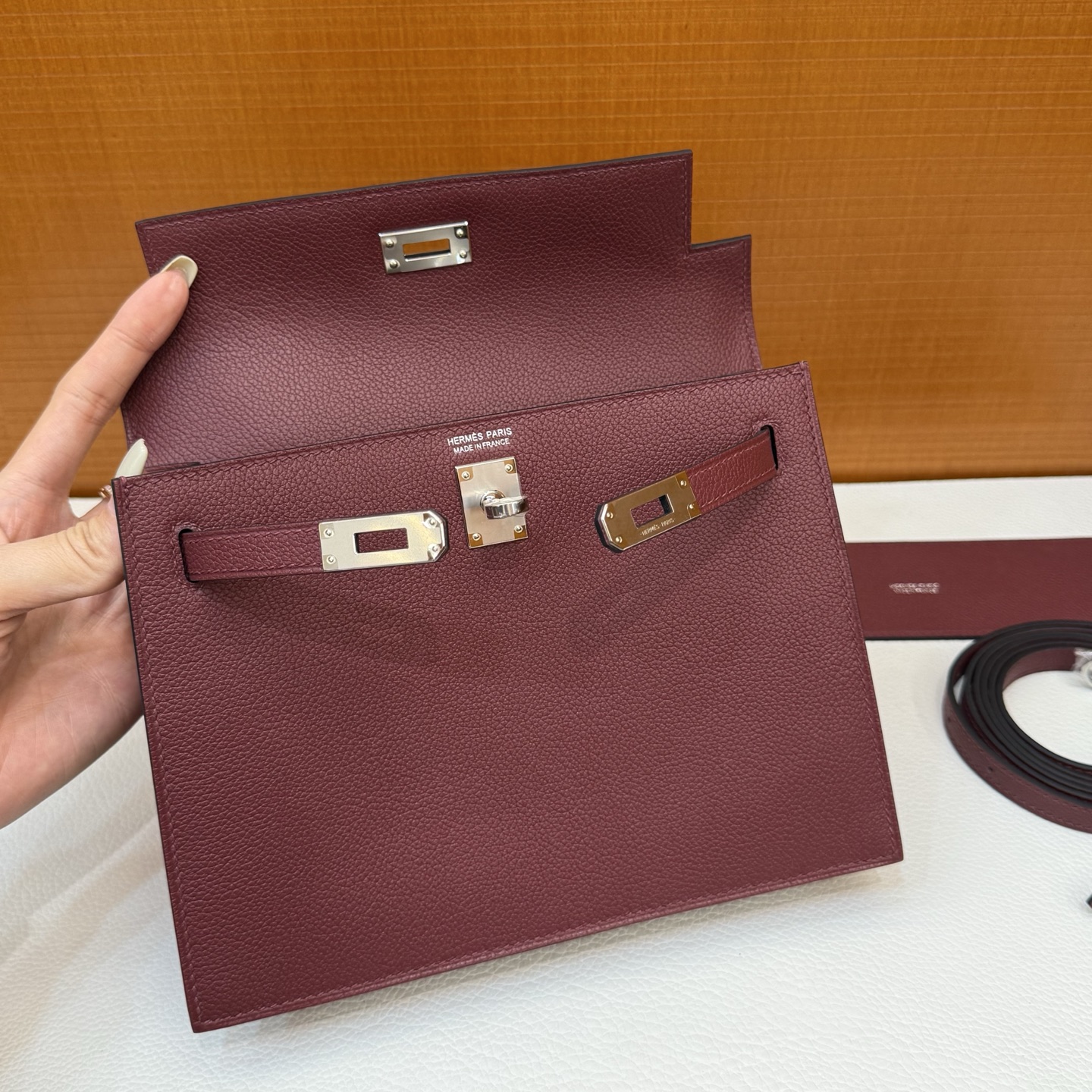 Kelly danse 22cm Evercolor Color: Ck55 Hermès red Rouge H, fully handmade wax stitching Silver buckle customized✈️ - Image 7