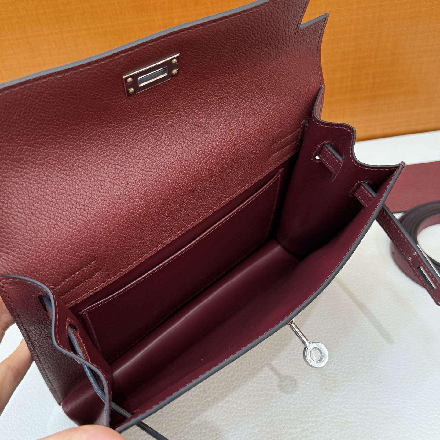 Kelly danse 22cm Evercolor Color: Ck55 Hermès red Rouge H, fully handmade wax stitching Silver buckle customized✈️ - Image 9