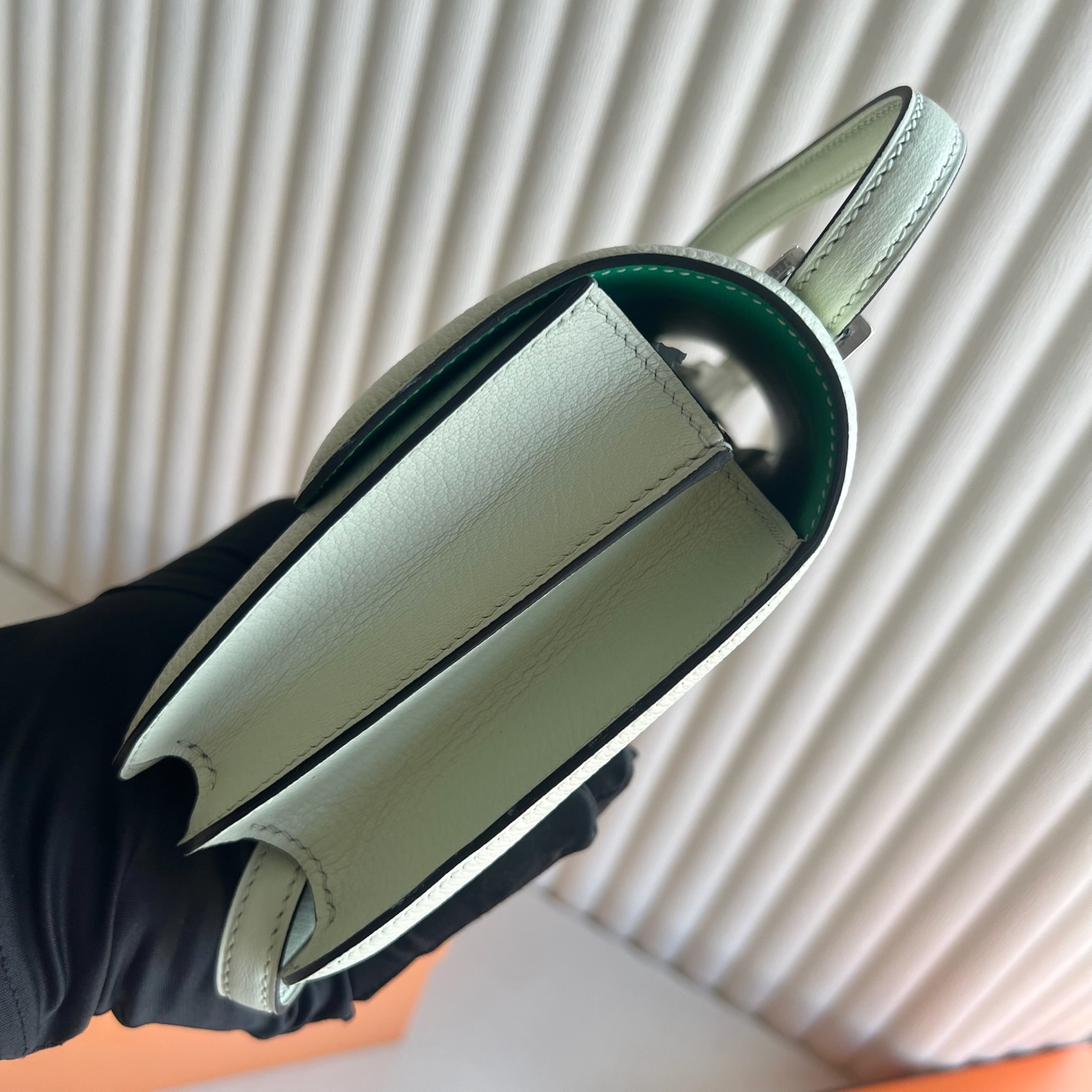 Constance 18cm Chevre imported goatskin Color: 0S bubble green inner spelling 6w mint green silver buckle Fully handmade wax stitching Phw Stock - Image 3