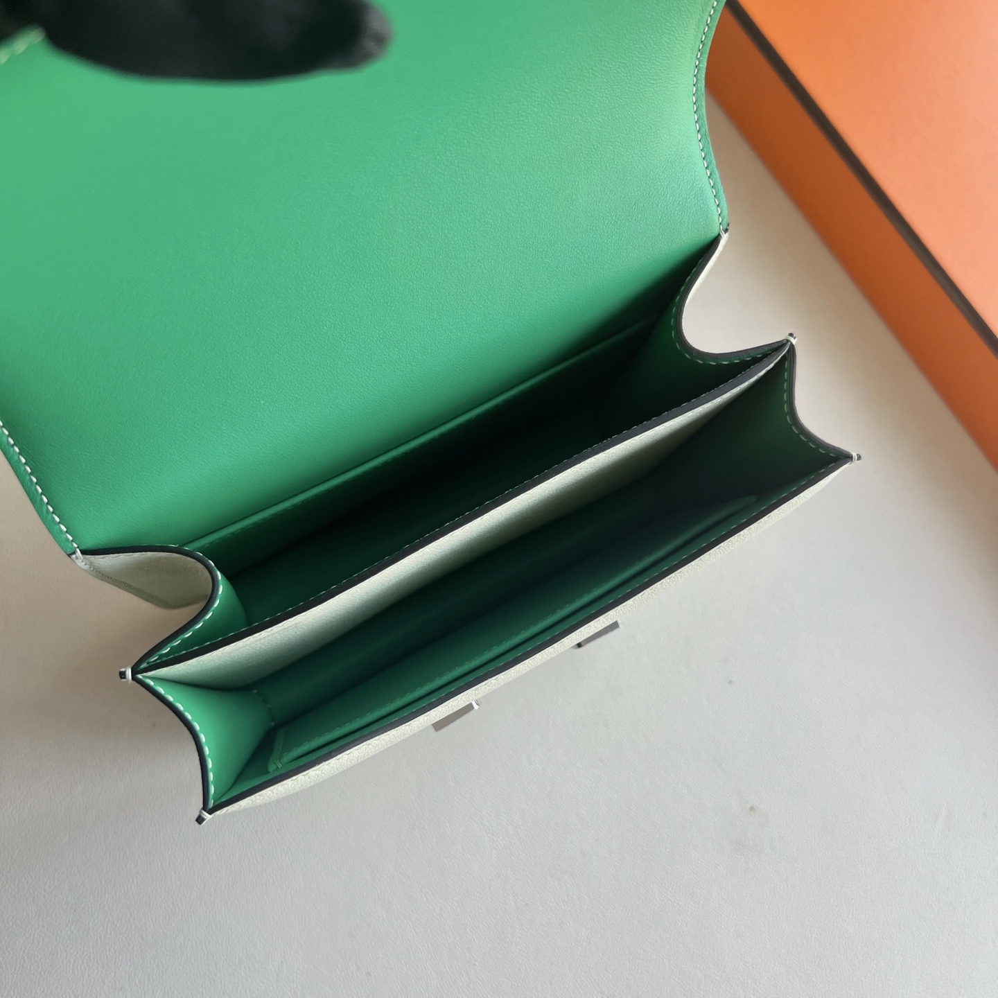 Constance 18cm Chevre imported goatskin Color: 0S bubble green inner spelling 6w mint green silver buckle Fully handmade wax stitching Phw Stock - Image 4
