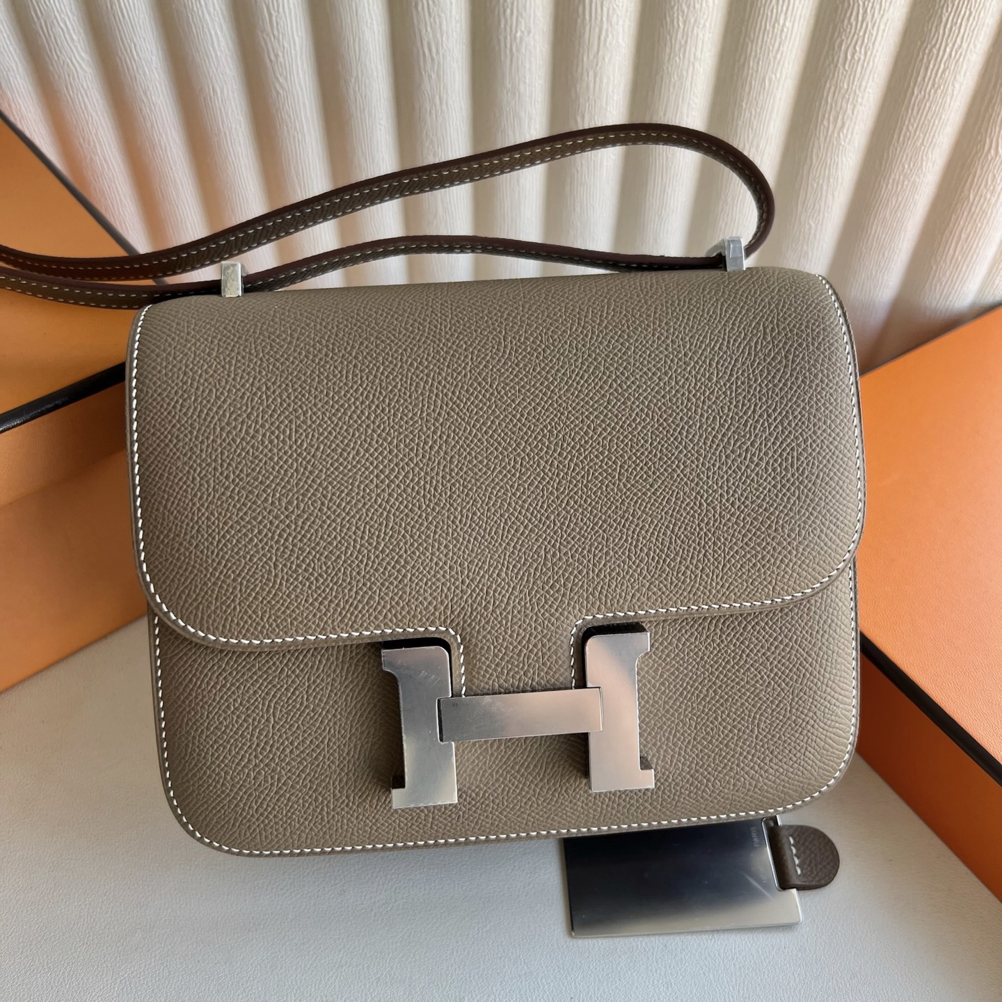 In stock Constance 1-18 mirror style🪞Epsom Color: Ck18 elephant gray Etoupe fully handmade wax stitching Silver buckle Stock