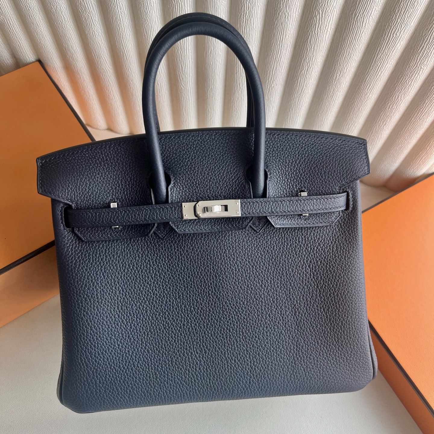 Spot Birkin 25cm Togo original German imported calfskin Color: 2Z midnight blue with Weimaraner beige inside, fully handmade wax stitching Original Hardware Hand Engraved Phw Stock