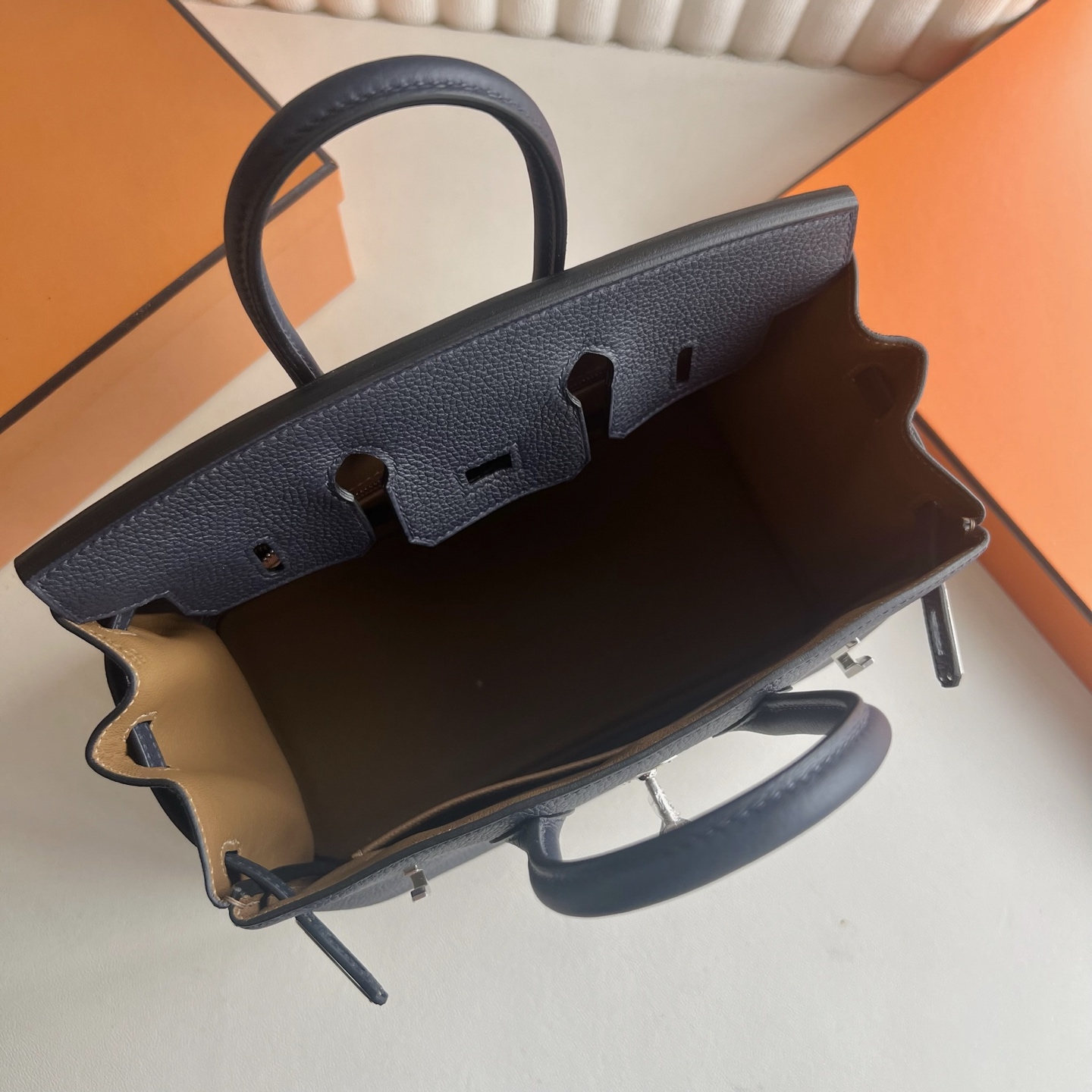 Spot Birkin 25cm Togo original German imported calfskin Color: 2Z midnight blue with Weimaraner beige inside, fully handmade wax stitching Original Hardware Hand Engraved Phw Stock - Image 4