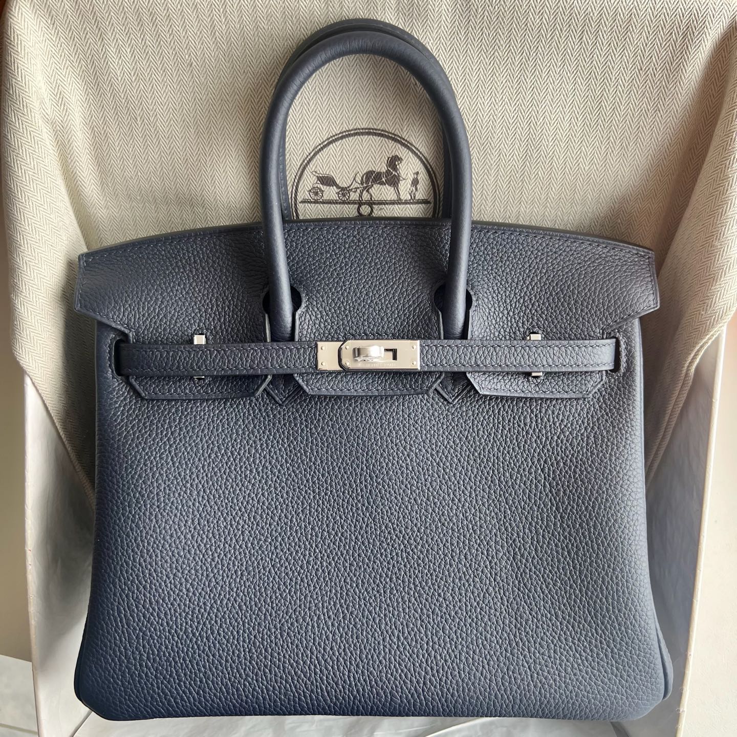 Spot Birkin 25cm Togo original German imported calfskin Color: 2Z midnight blue with Weimaraner beige inside, fully handmade wax stitching Original Hardware Hand Engraved Phw Stock - Image 11