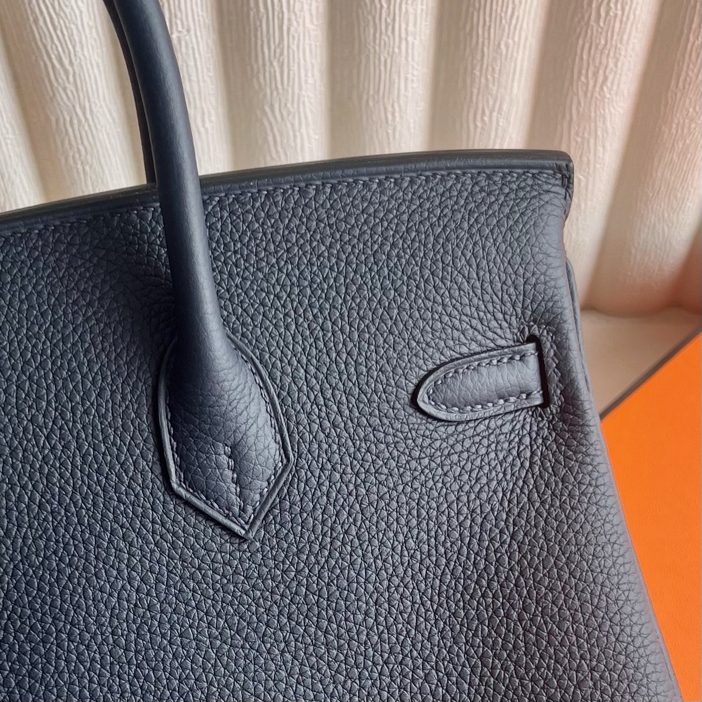 Spot Birkin 25cm Togo original German imported calfskin Color: 2Z midnight blue with Weimaraner beige inside, fully handmade wax stitching Original Hardware Hand Engraved Phw Stock - Image 9