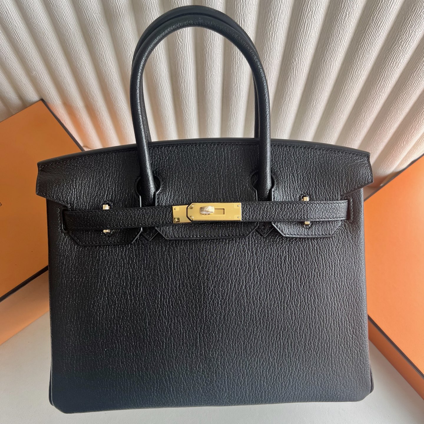 Birkin 30cm Chever original goatskin imported from Germany Color: 89 black with L3 rose purple inside, fully handmade wax stitching Original hardware hand-engraved gold buckle customized✈️