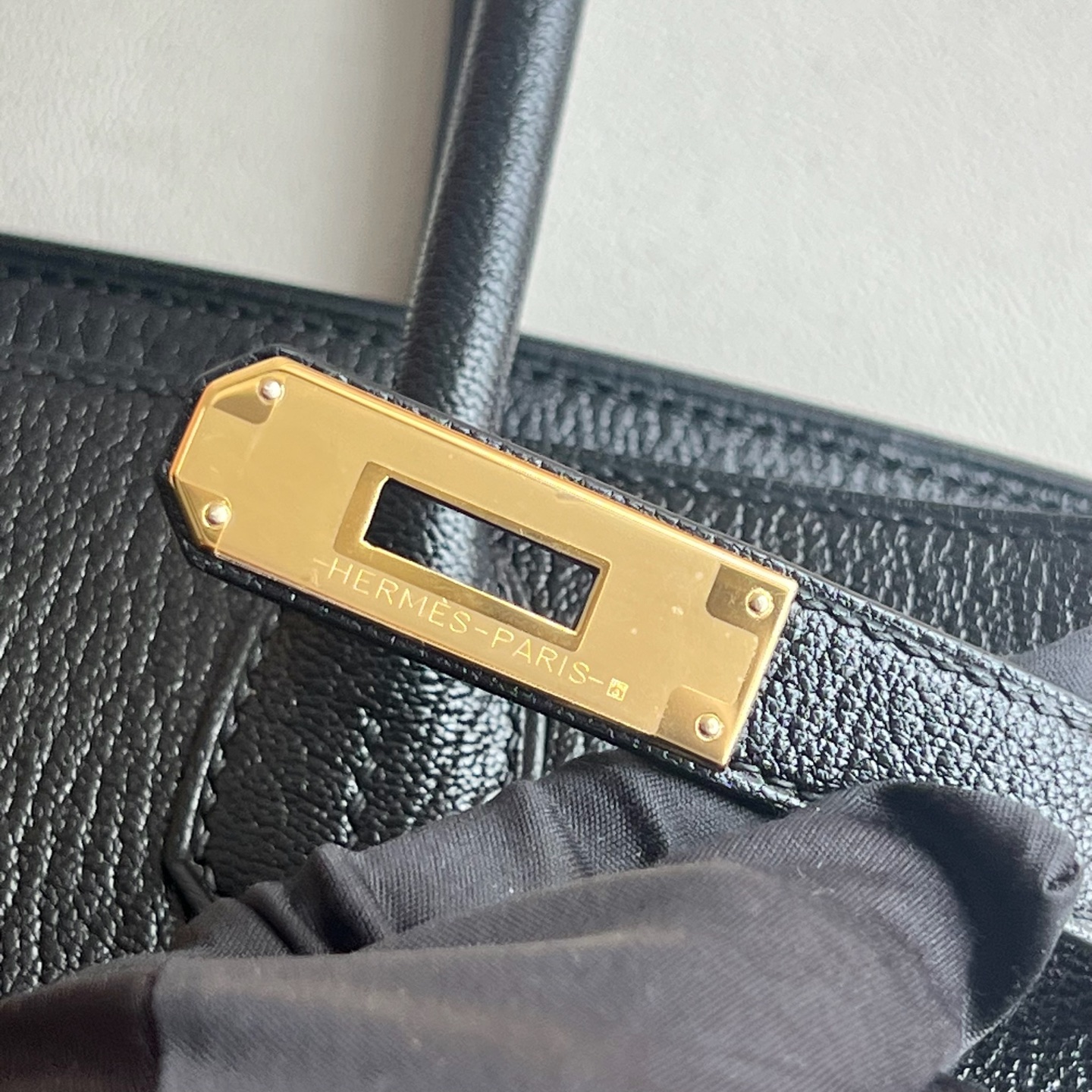 Birkin 30cm Chever original goatskin imported from Germany Color: 89 black with L3 rose purple inside, fully handmade wax stitching Original hardware hand-engraved gold buckle customized✈️ - Image 7