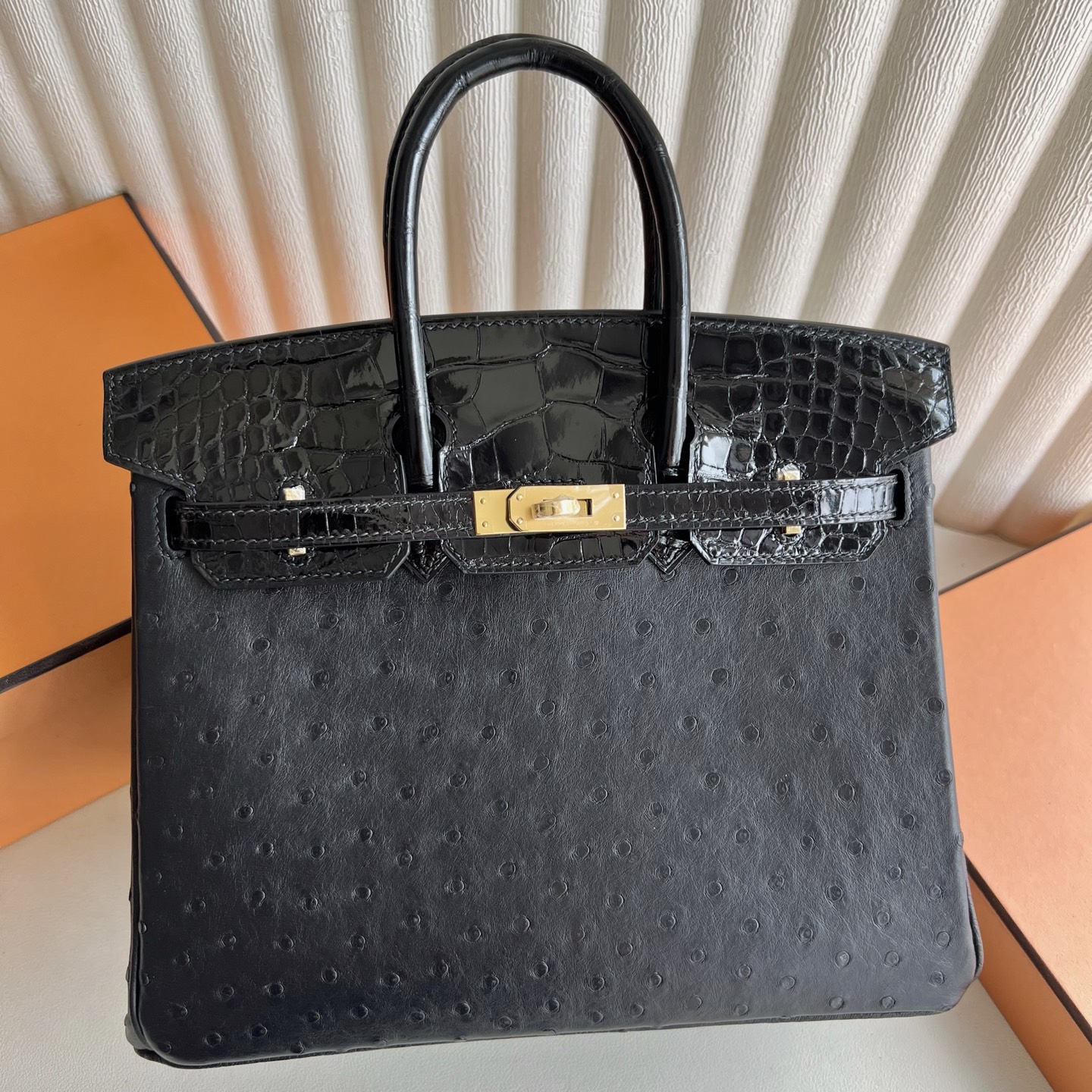 Birkin 25cm Ostrich/Shiny Alligator Crocodile Original KK ostrich leather combined with original HAC crocodile Color: Ck89 black Noir Ghw fully handmade wax stitching Gold buckle customized✈️