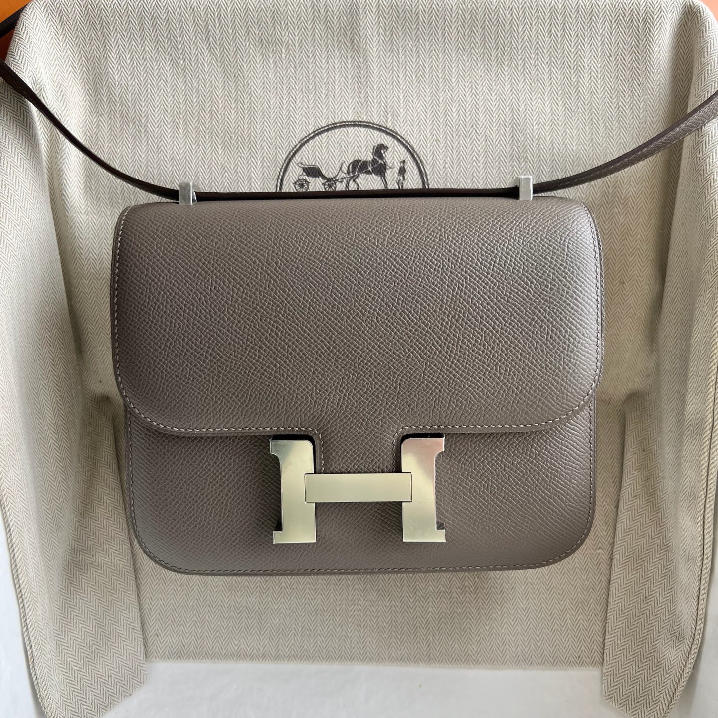 Constance 18cm Epsom Color: 8F pewter gray with 7T electric blue inside and silver buckle Fully handmade wax stitching PHW customized✈️ - Image 10