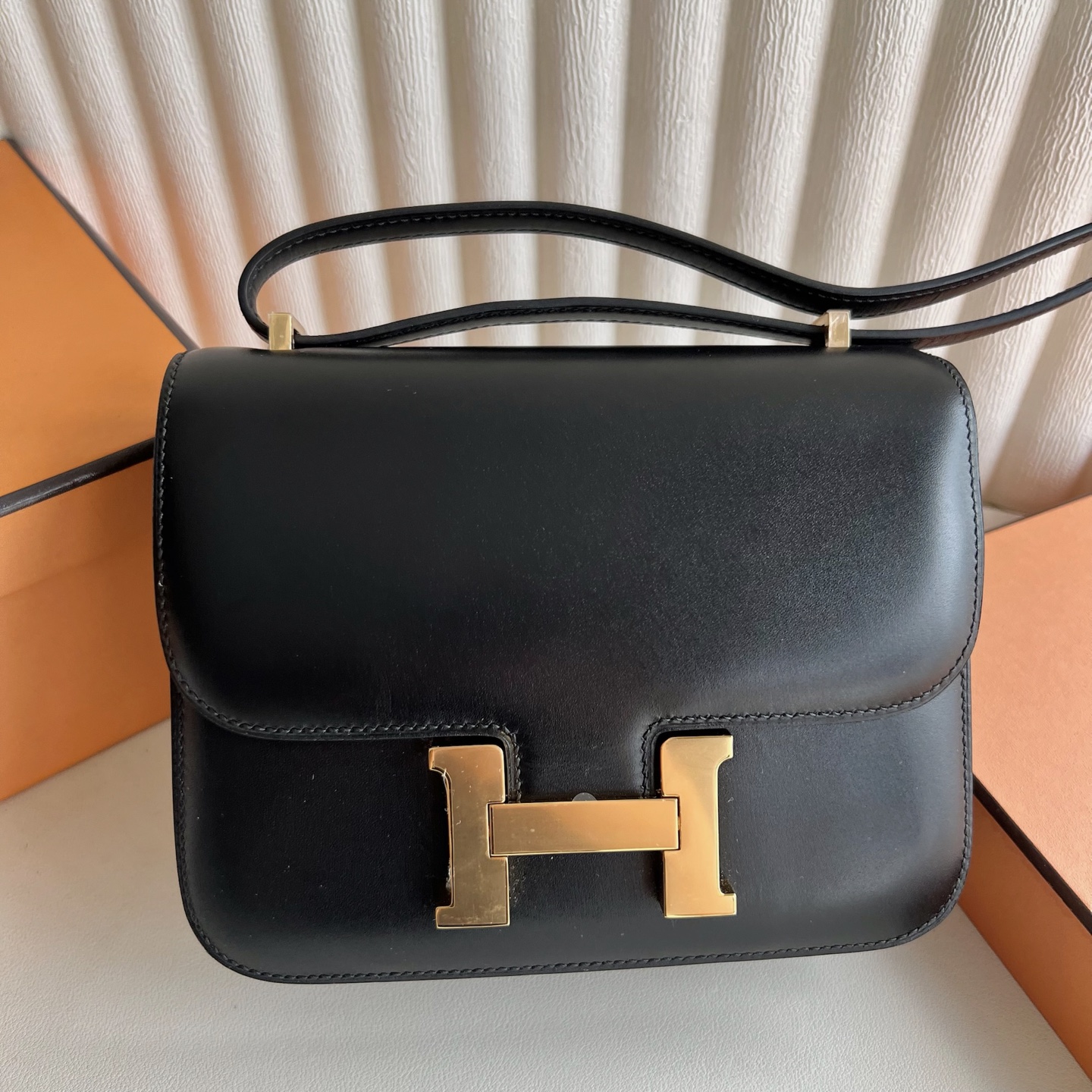 Constance 18cm Box Color: 89 black Noir, fully handmade wax stitching Original hardware hand-engraved gold buckle customized✈️