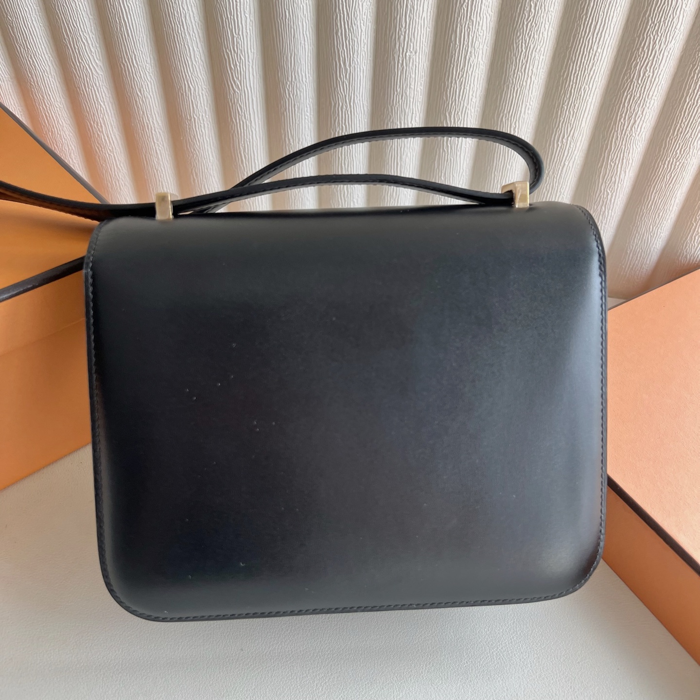 Constance 18cm Box Color: 89 black Noir, fully handmade wax stitching Original hardware hand-engraved gold buckle customized✈️ - Image 4