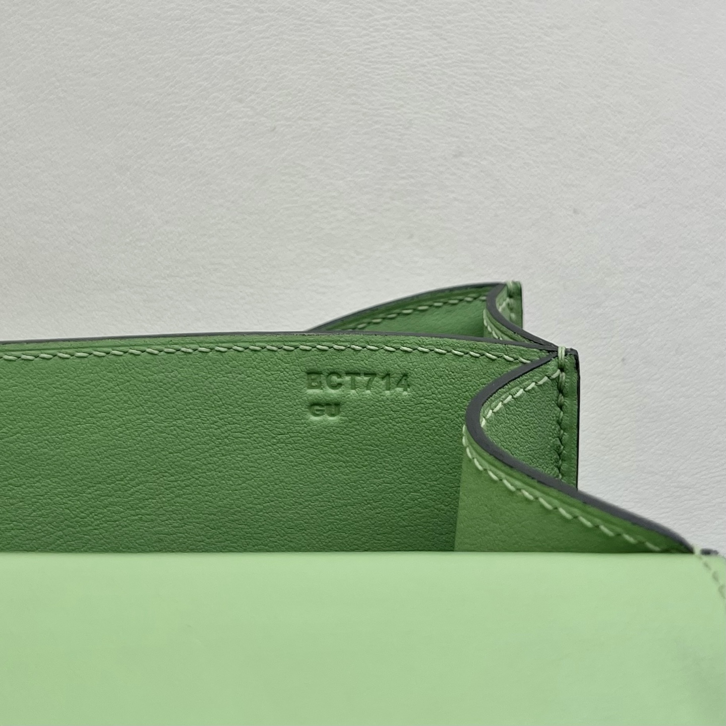 Constance 18cm Swift Color: I3 avocado green, gold buckle, fully hand-sewn with wax thread Ghw customized✈️ - Image 7