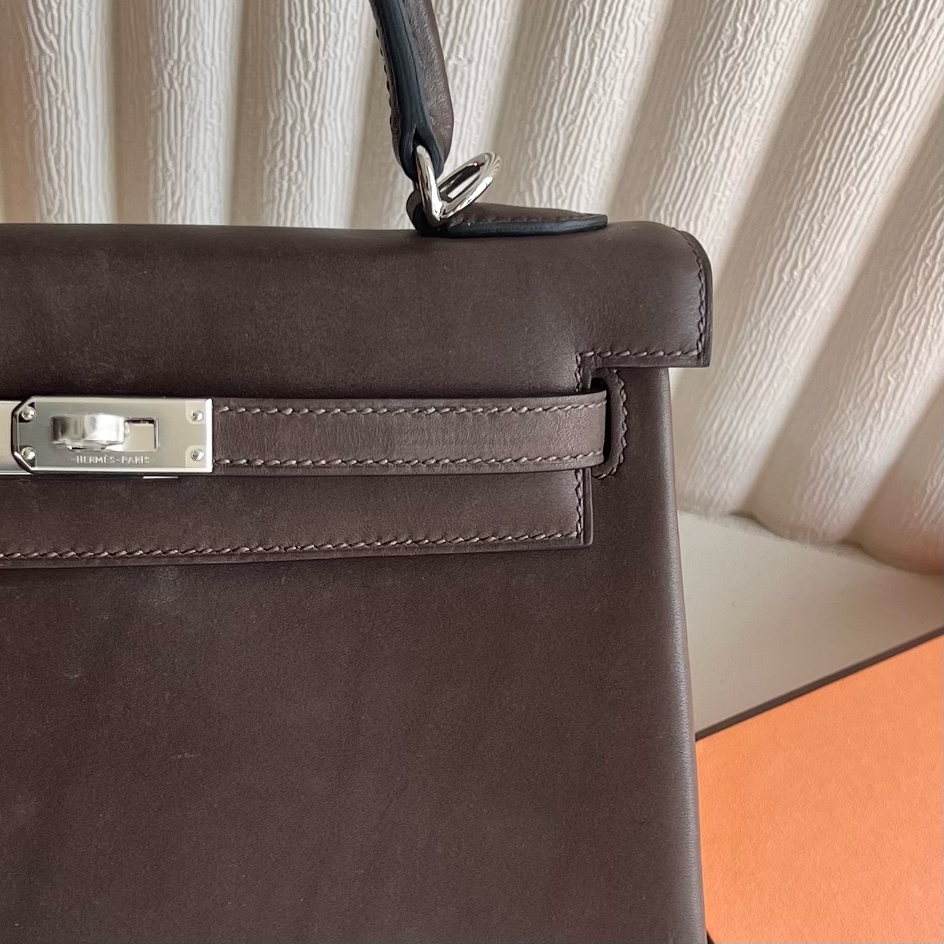 Kelly 25cm Barenia inseam plain saddle leather Color: Ck46 ebony color, fully handmade wax stitching Original hardware hand-engraved Silver buckle customized✈️ - Image 2