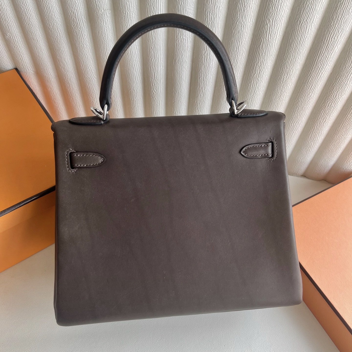 Kelly 25cm Barenia inseam plain saddle leather Color: Ck46 ebony color, fully handmade wax stitching Original hardware hand-engraved Silver buckle customized✈️ - Image 4