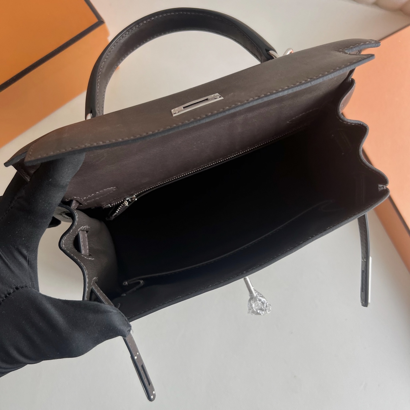 Kelly 25cm Barenia inseam plain saddle leather Color: Ck46 ebony color, fully handmade wax stitching Original hardware hand-engraved Silver buckle customized✈️ - Image 6