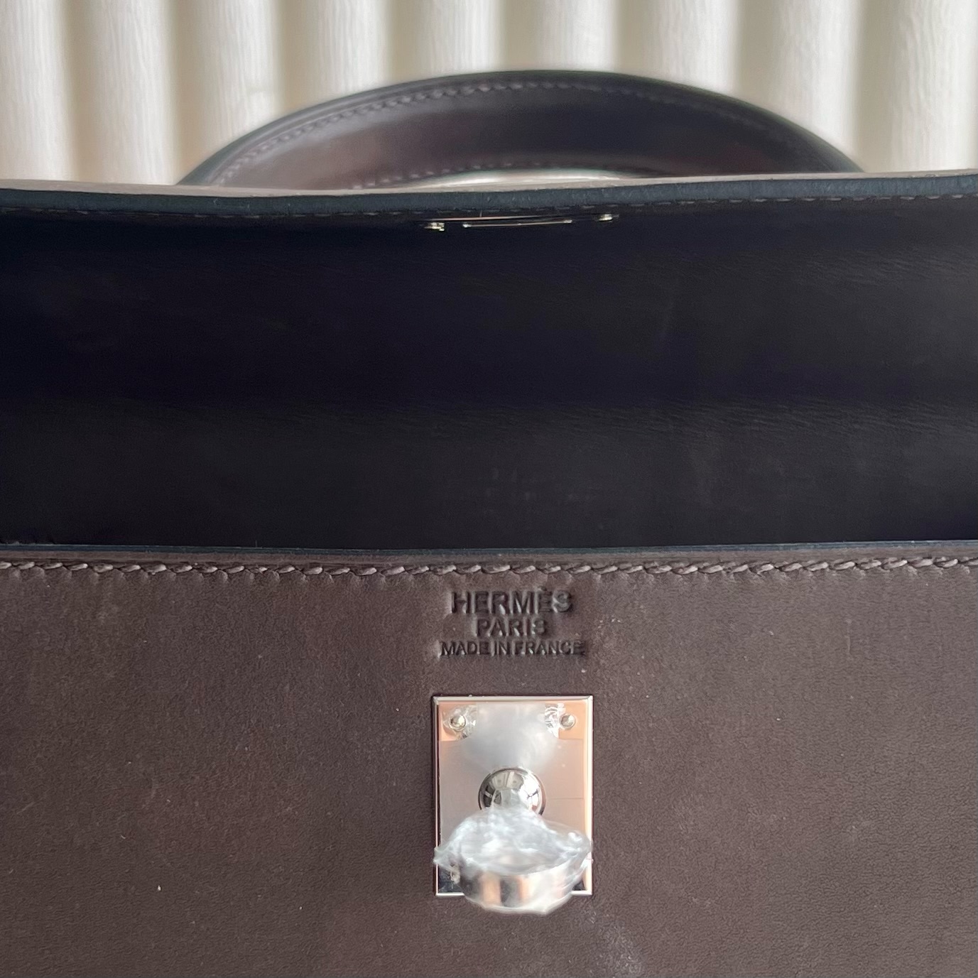 Kelly 25cm Barenia inseam plain saddle leather Color: Ck46 ebony color, fully handmade wax stitching Original hardware hand-engraved Silver buckle customized✈️ - Image 7