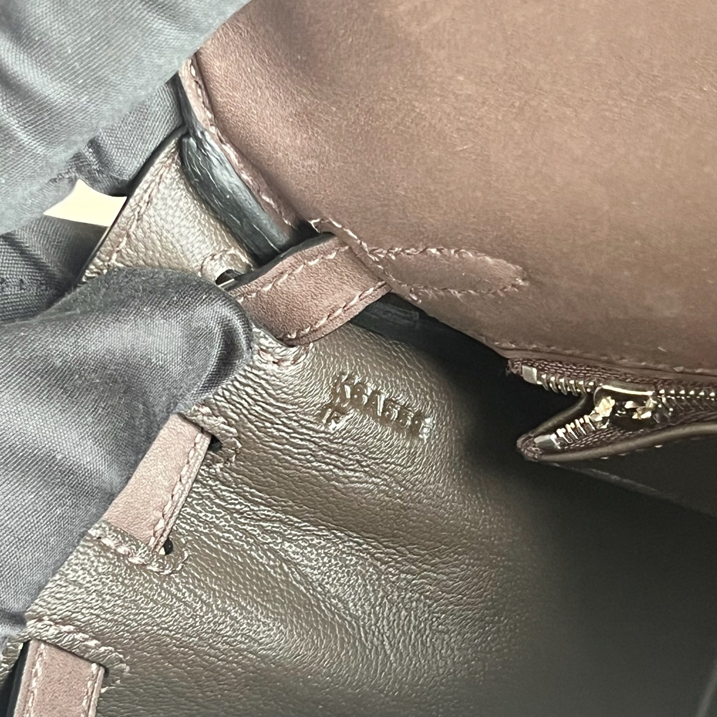 Kelly 25cm Barenia inseam plain saddle leather Color: Ck46 ebony color, fully handmade wax stitching Original hardware hand-engraved Silver buckle customized✈️ - Image 8