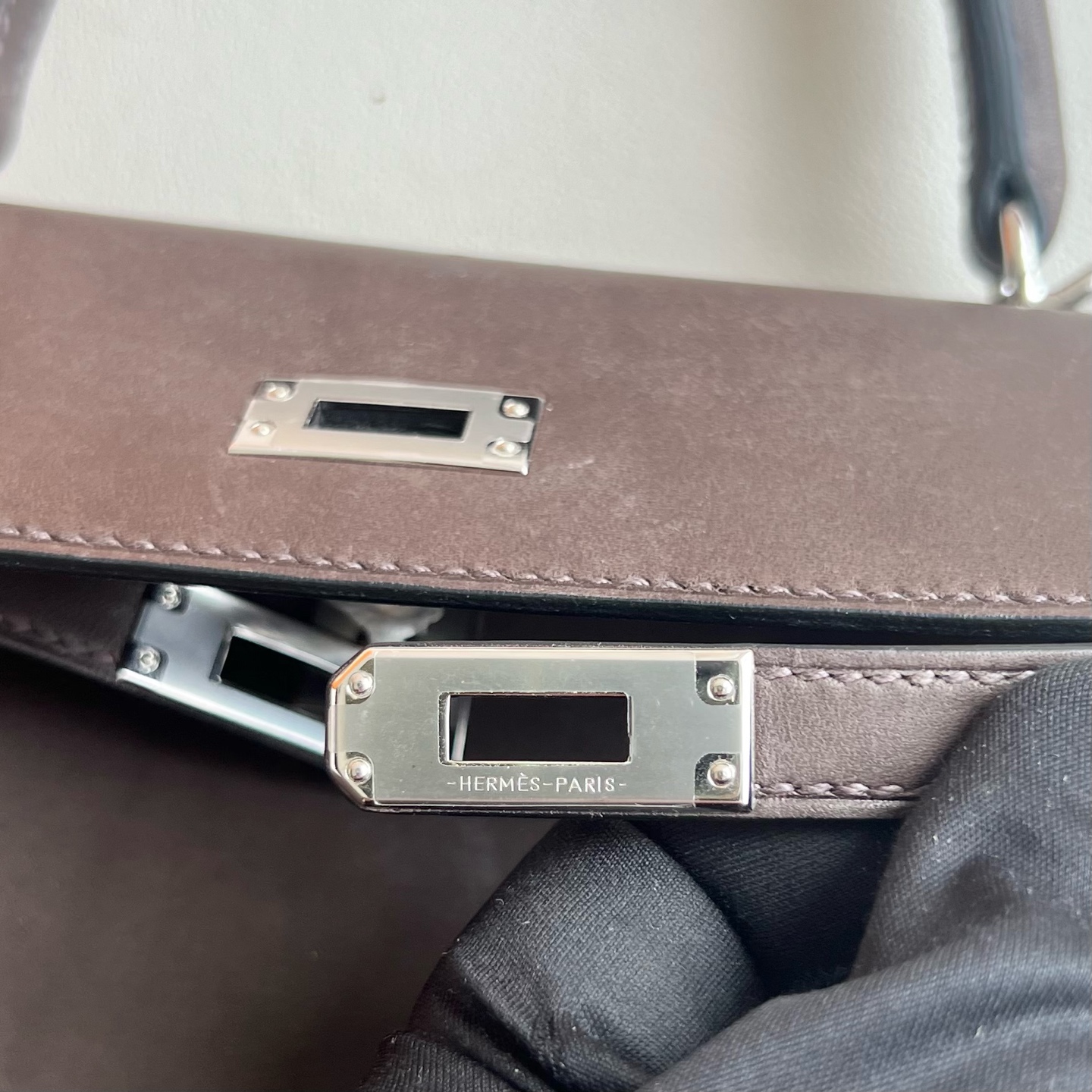 Kelly 25cm Barenia inseam plain saddle leather Color: Ck46 ebony color, fully handmade wax stitching Original hardware hand-engraved Silver buckle customized✈️ - Image 9