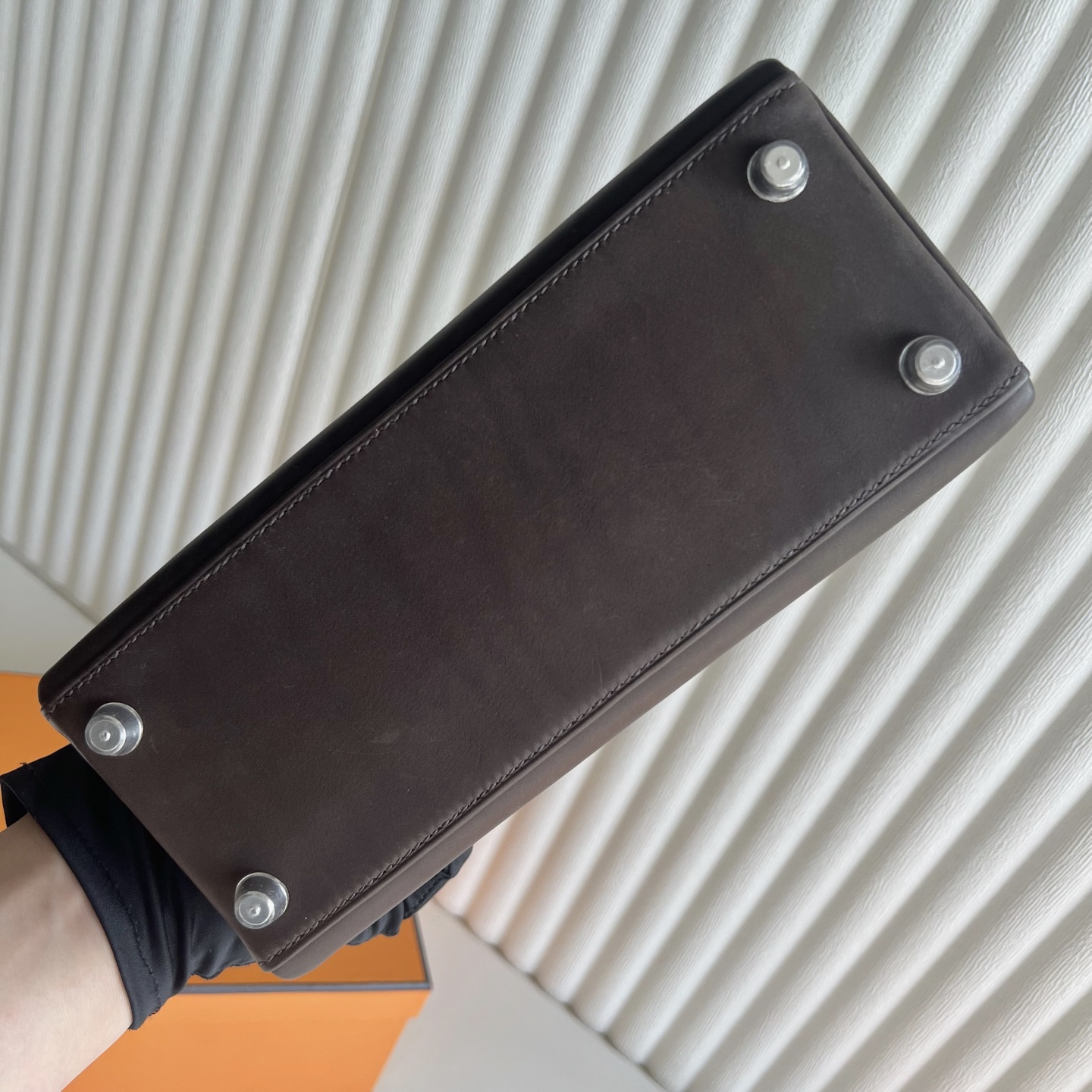 Kelly 25cm Barenia inseam plain saddle leather Color: Ck46 ebony color, fully handmade wax stitching Original hardware hand-engraved Silver buckle customized✈️ - Image 10