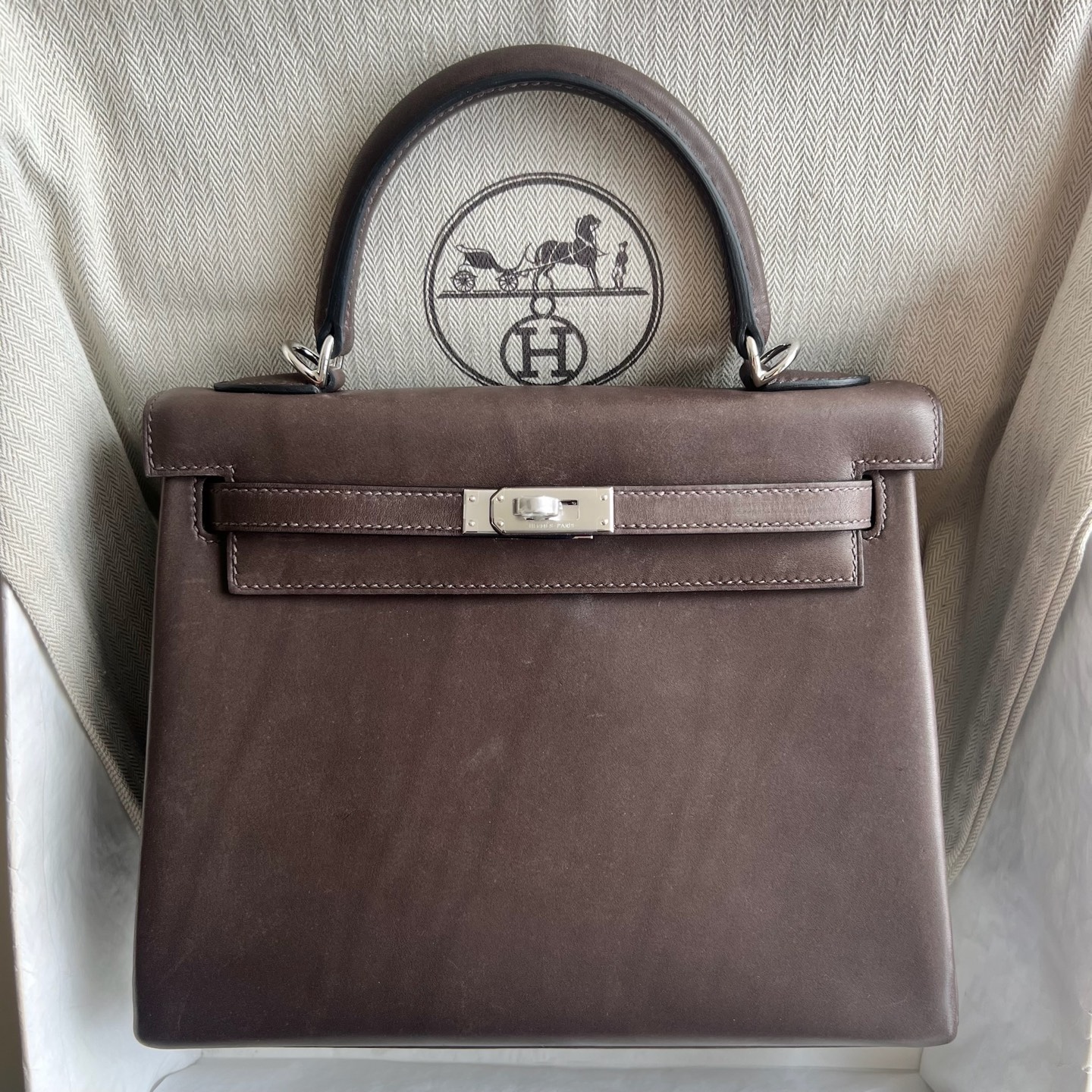 Kelly 25cm Barenia inseam plain saddle leather Color: Ck46 ebony color, fully handmade wax stitching Original hardware hand-engraved Silver buckle customized✈️ - Image 11