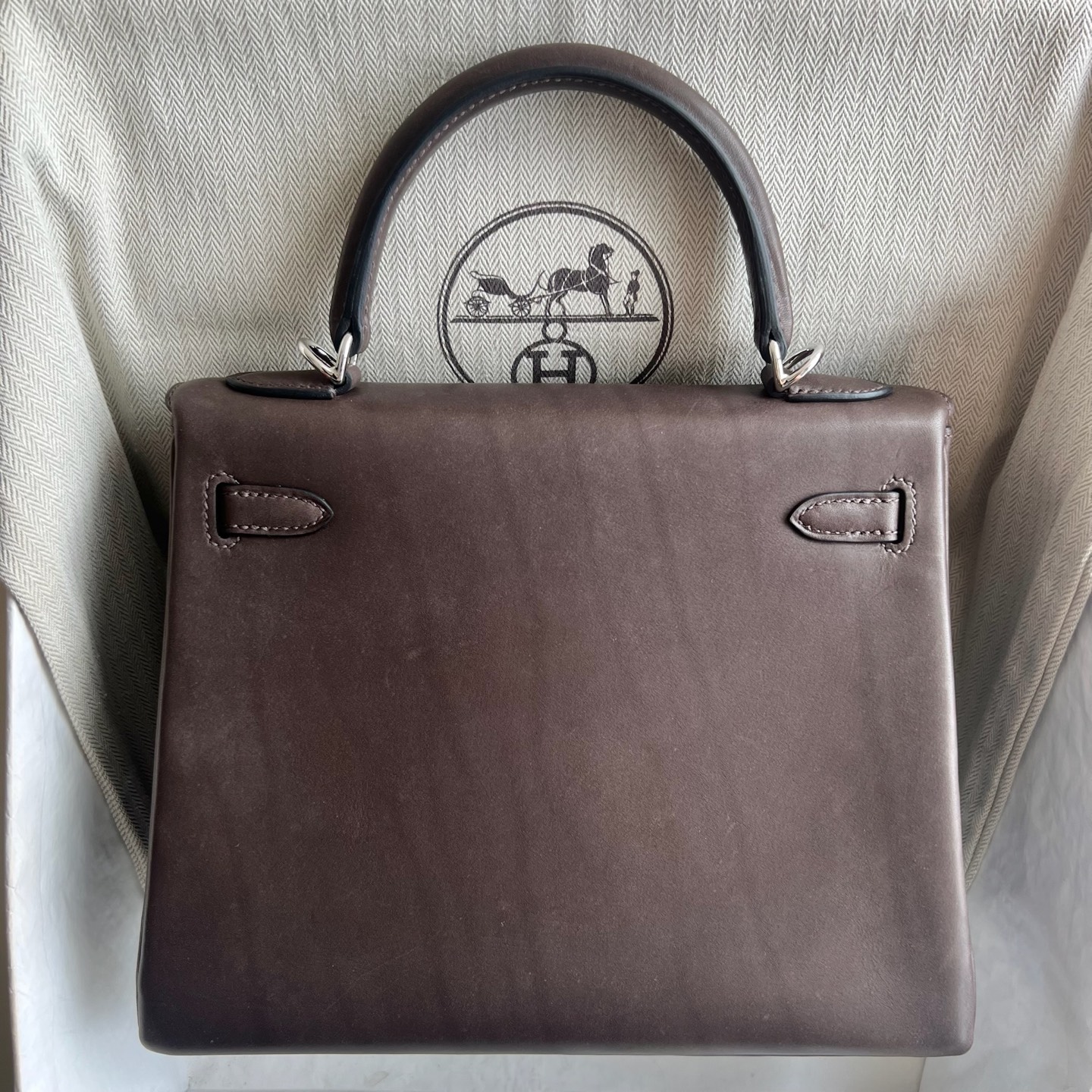 Kelly 25cm Barenia inseam plain saddle leather Color: Ck46 ebony color, fully handmade wax stitching Original hardware hand-engraved Silver buckle customized✈️ - Image 12