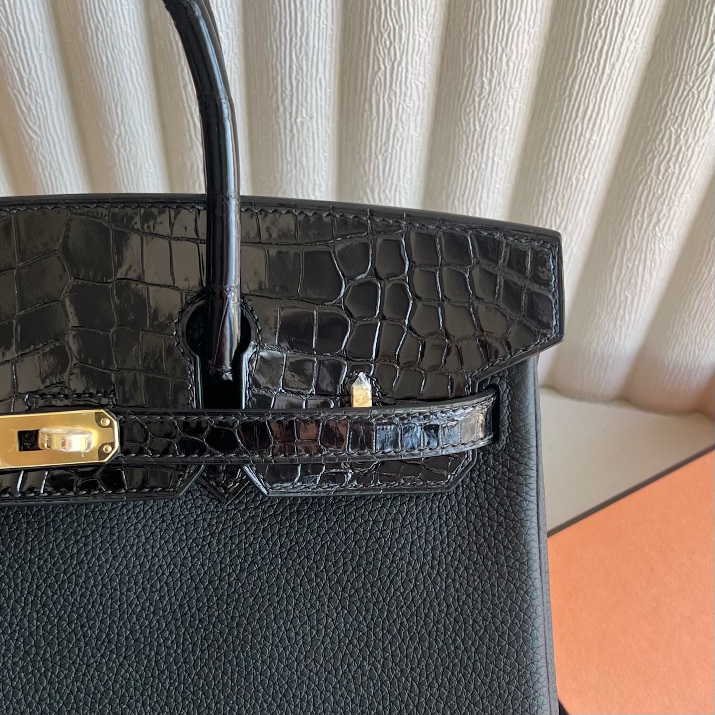 Spot Birkin 25cm Touch Togo/Glossy Nile Crocodile Color: 89 black Noir, fully handmade wax stitching Gold buckle Stock - Image 2