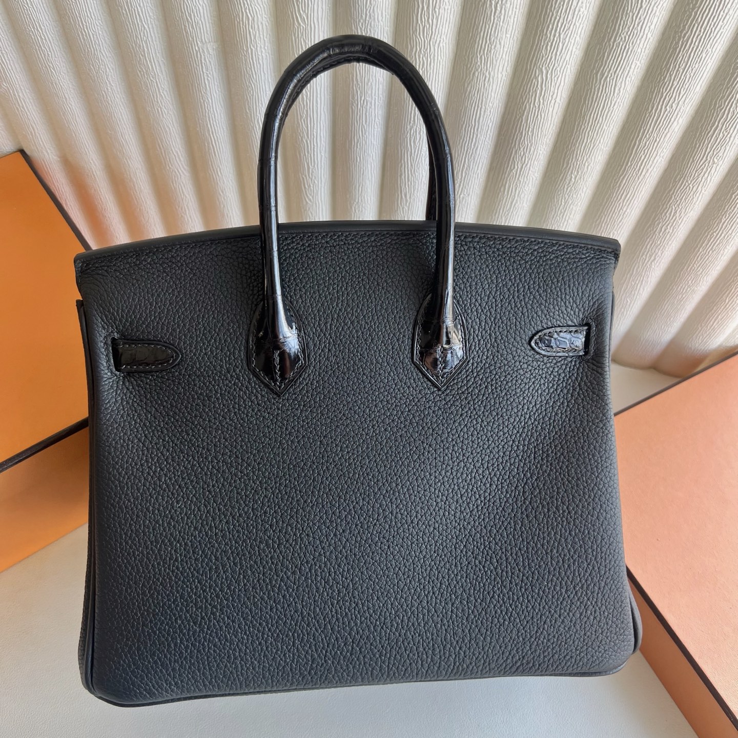 Spot Birkin 25cm Touch Togo/Glossy Nile Crocodile Color: 89 black Noir, fully handmade wax stitching Gold buckle Stock - Image 4