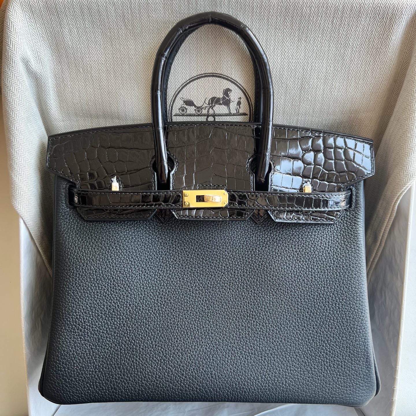Spot Birkin 25cm Touch Togo/Glossy Nile Crocodile Color: 89 black Noir, fully handmade wax stitching Gold buckle Stock - Image 10