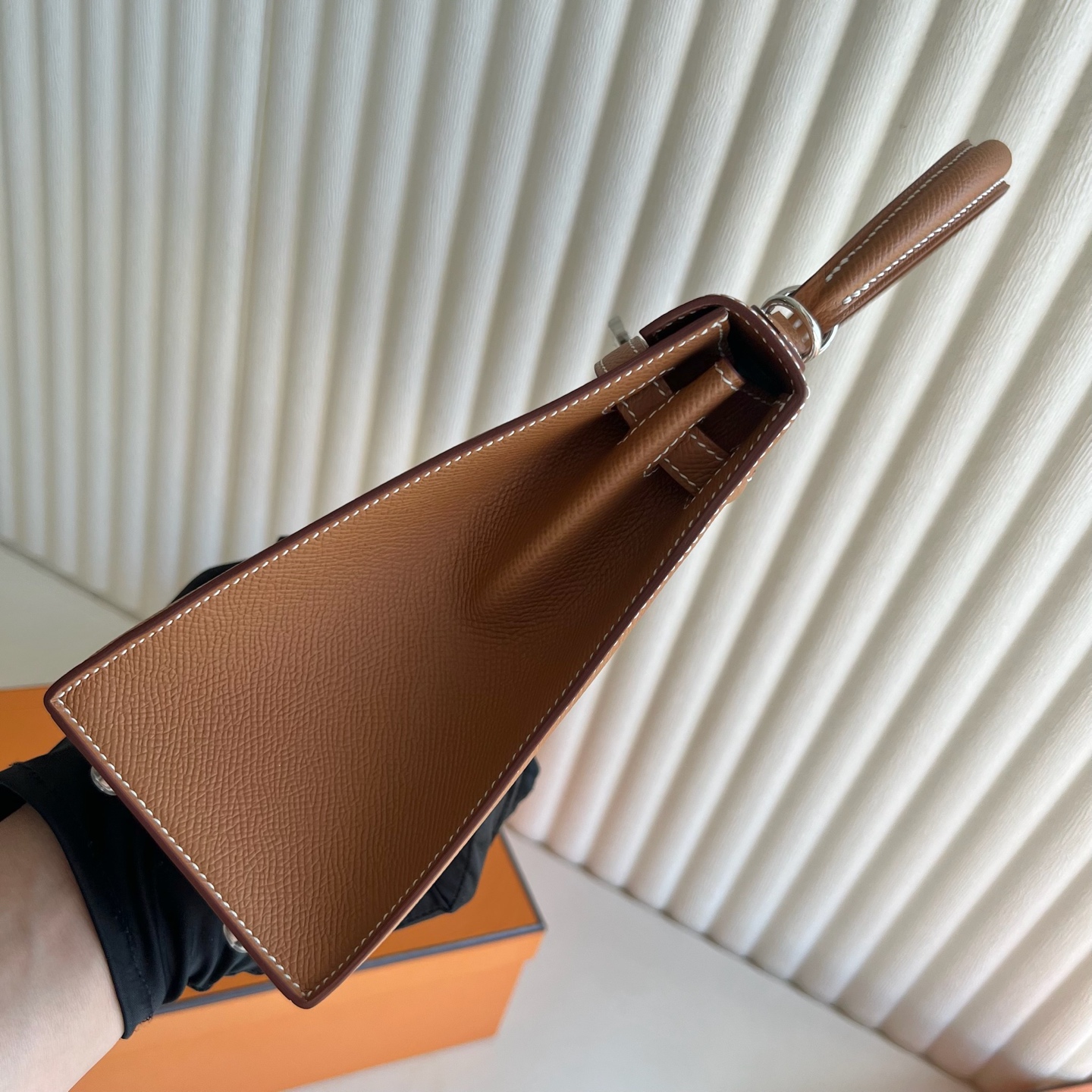 Kelly 25cm Epsom Color: Ck37 golden brown Gold Fully handmade wax thread sewing Original hardware hand-engraved silver buckle customized✈️ - Image 3