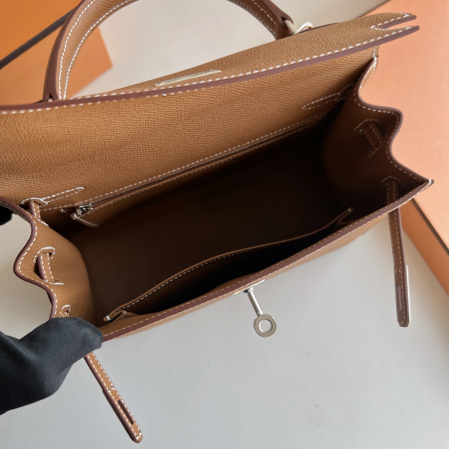 Kelly 25cm Epsom Color: Ck37 golden brown Gold Fully handmade wax thread sewing Original hardware hand-engraved silver buckle customized✈️ - Image 6
