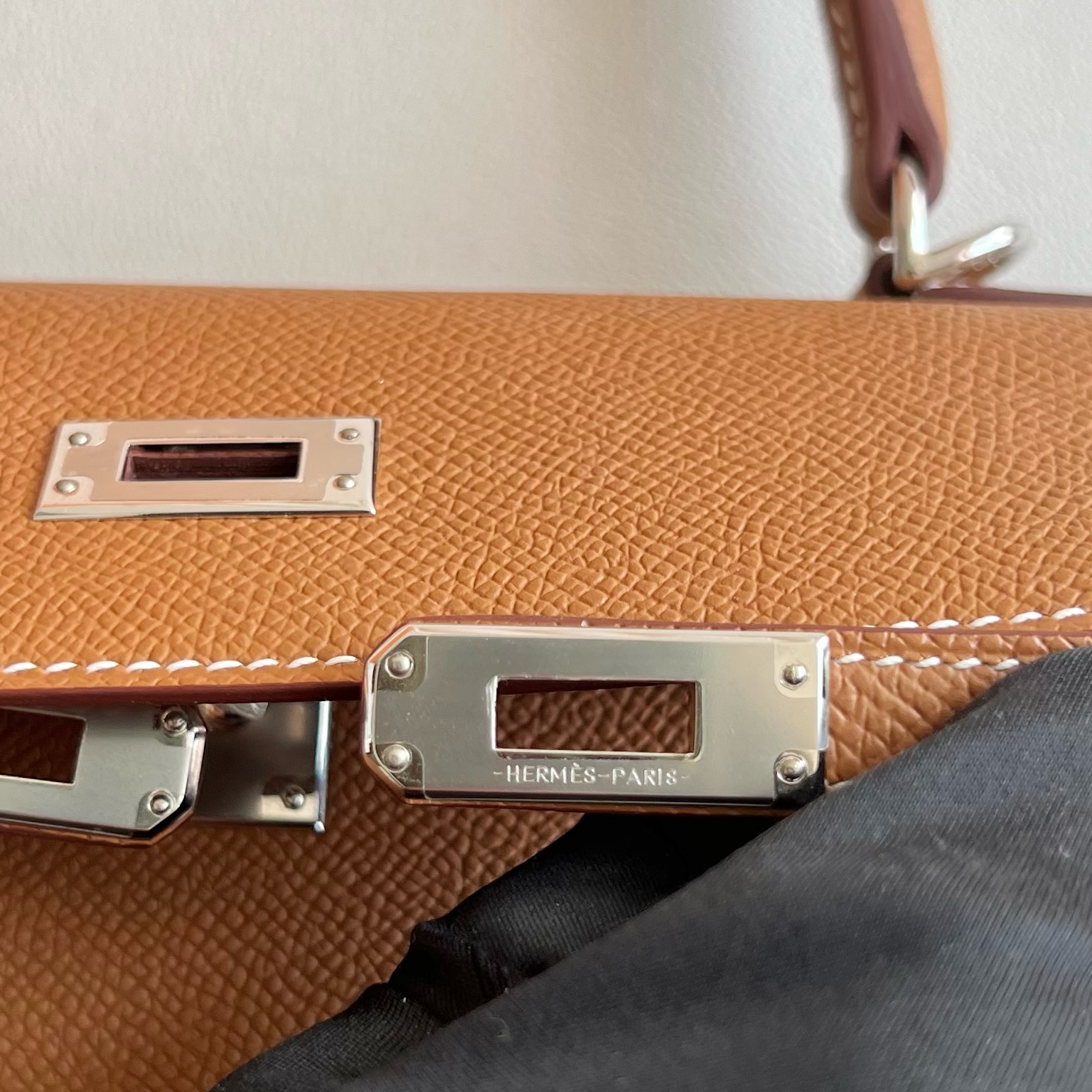 Kelly 25cm Epsom Color: Ck37 golden brown Gold Fully handmade wax thread sewing Original hardware hand-engraved silver buckle customized✈️ - Image 9